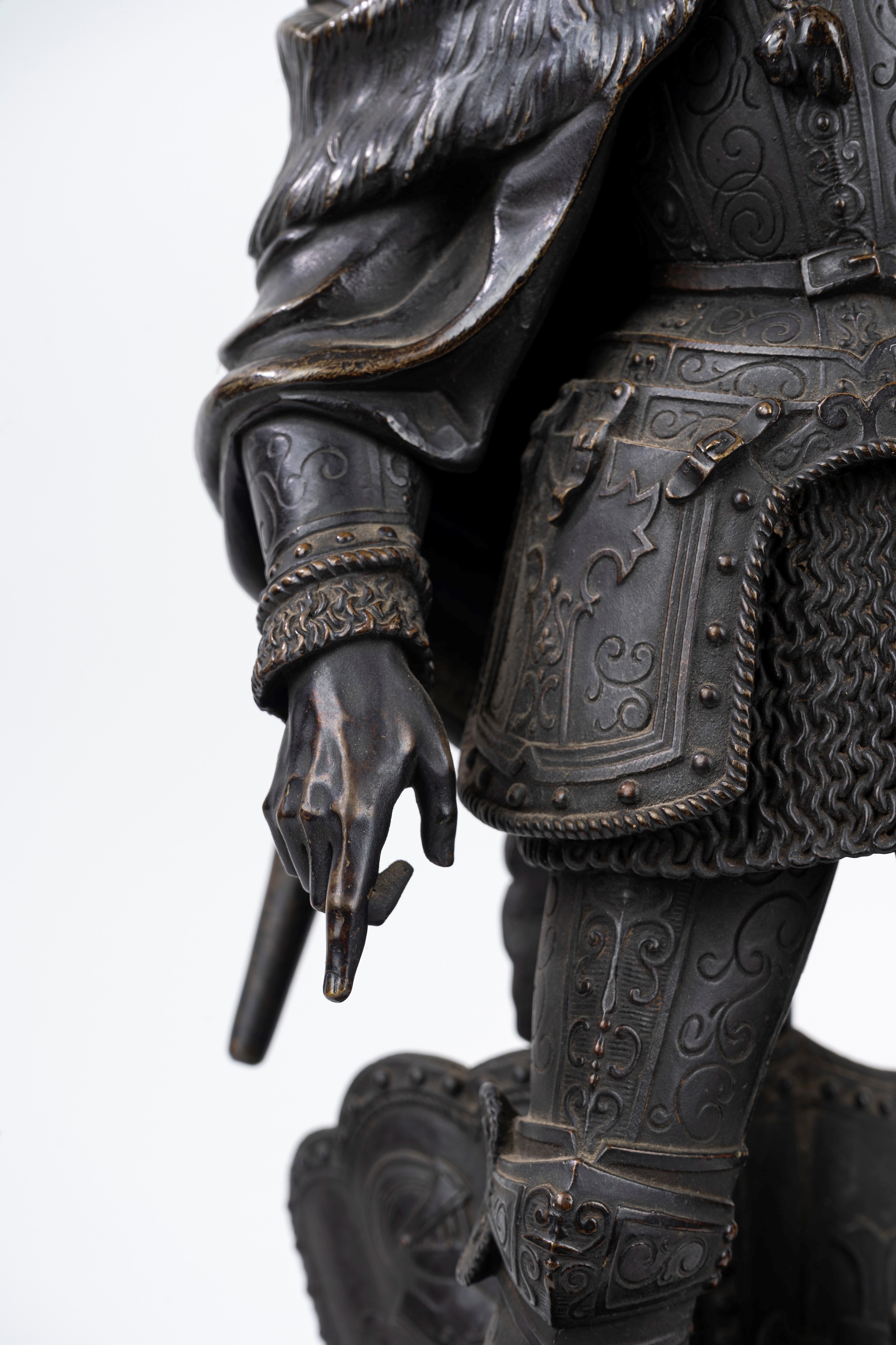 Coppia di Grandi Candelieri in Bronzo con Figure di Guerrieri in Armatura, Secolo XIX