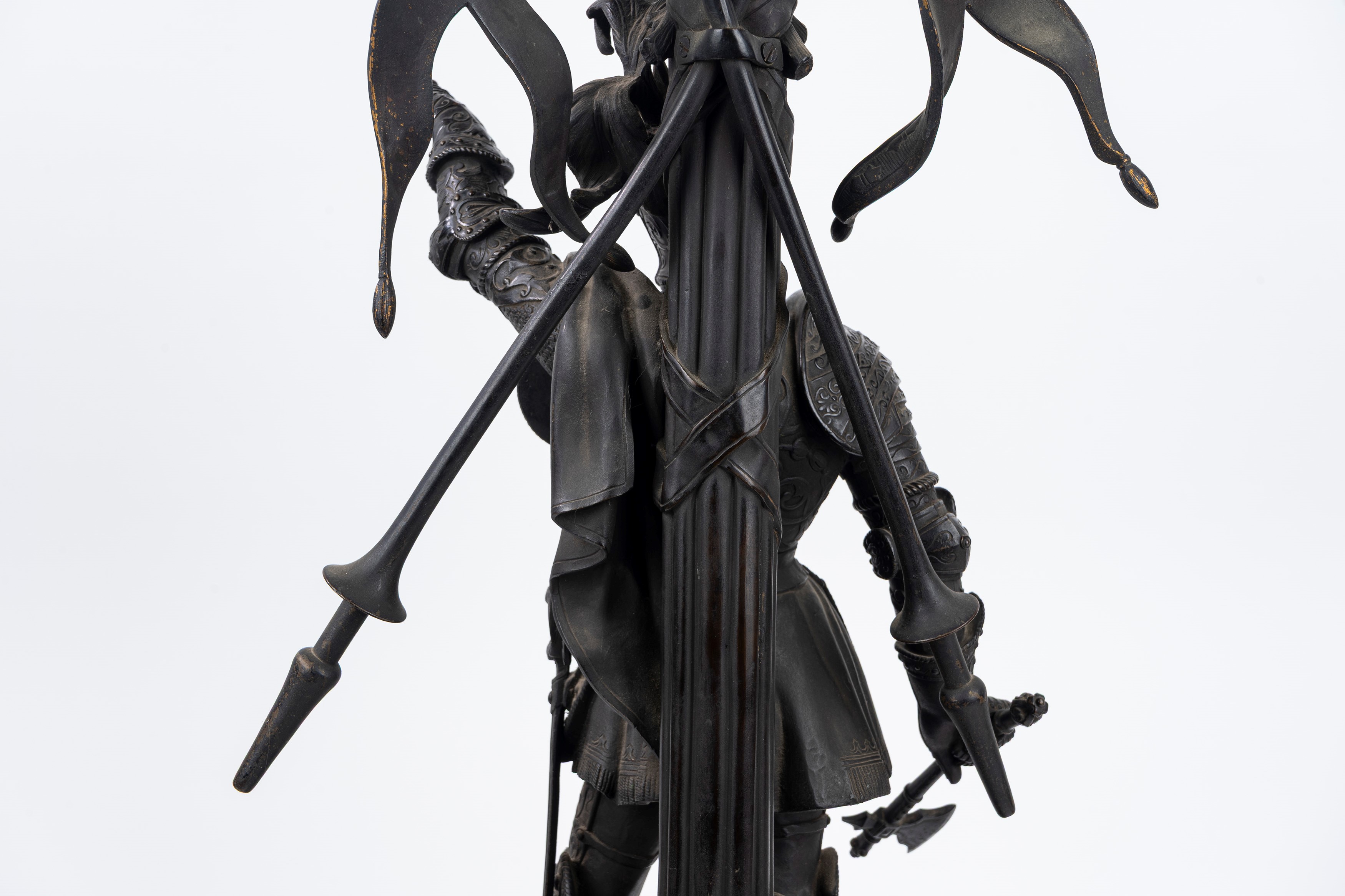 Coppia di Grandi Candelieri in Bronzo con Figure di Guerrieri in Armatura, Secolo XIX