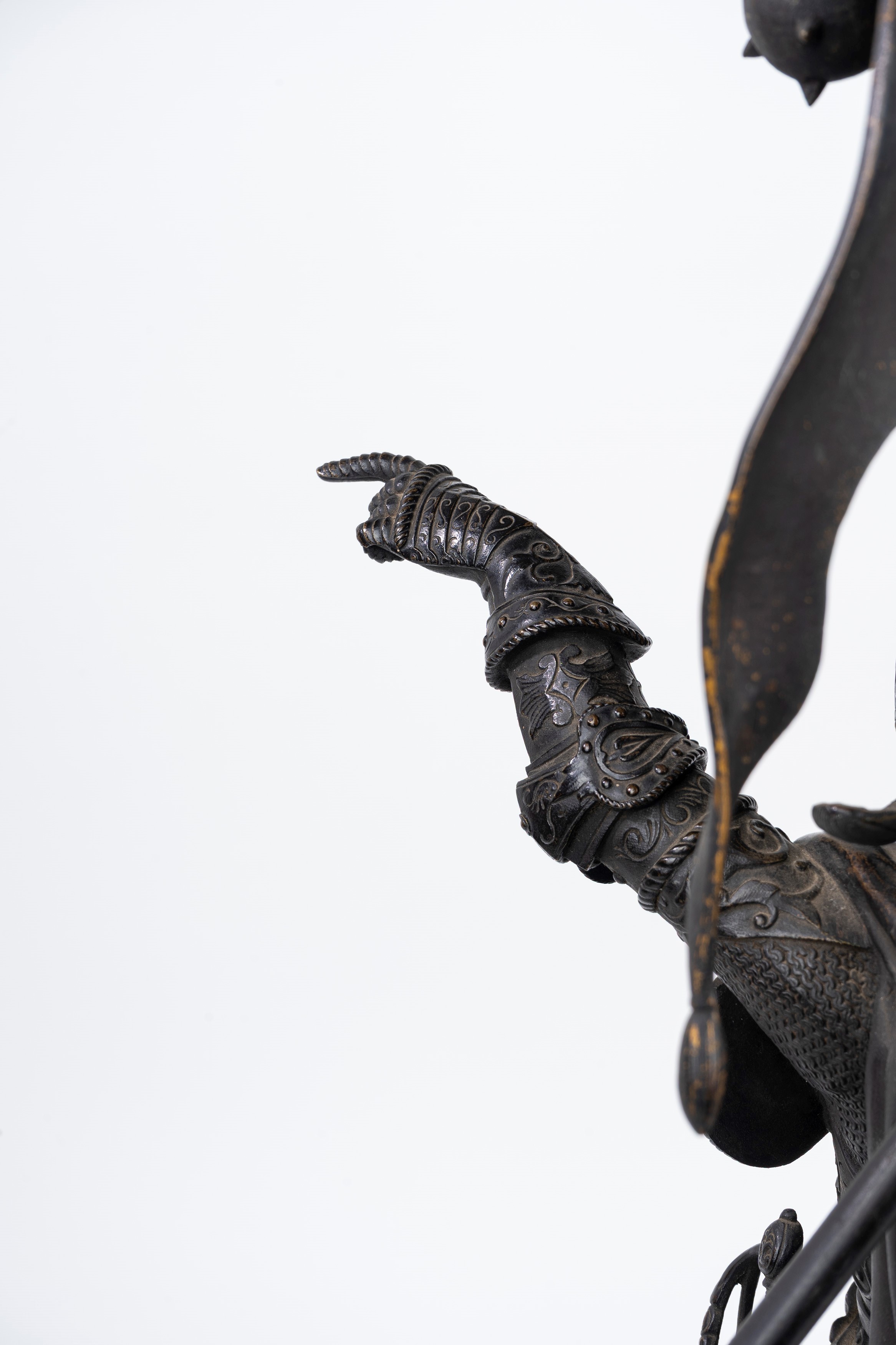 Coppia di Grandi Candelieri in Bronzo con Figure di Guerrieri in Armatura, Secolo XIX