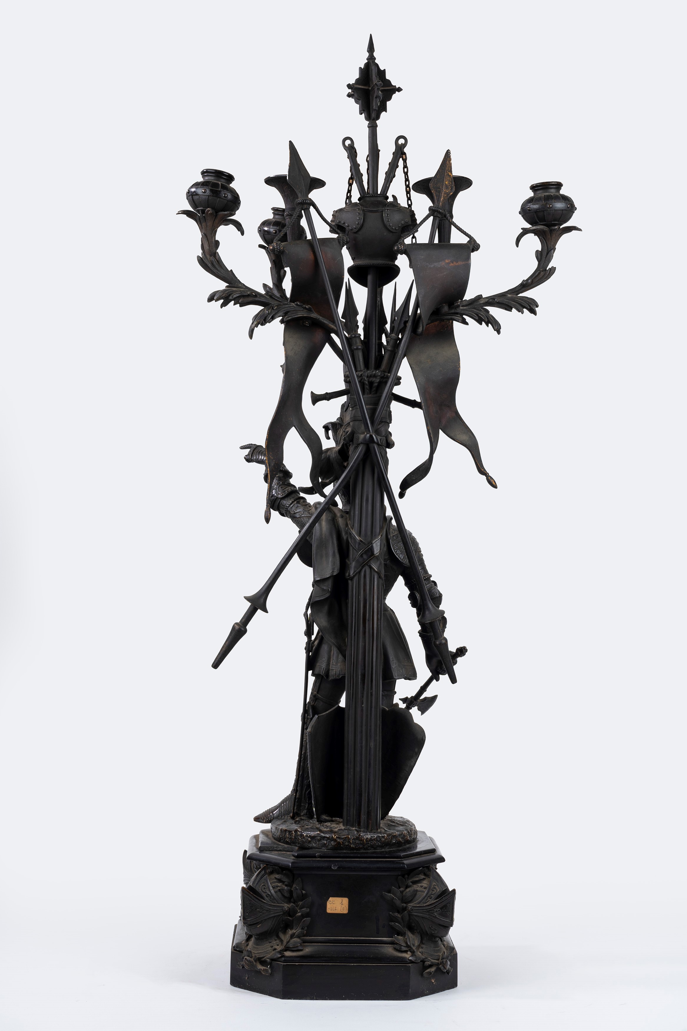 Coppia di Grandi Candelieri in Bronzo con Figure di Guerrieri in Armatura, Secolo XIX