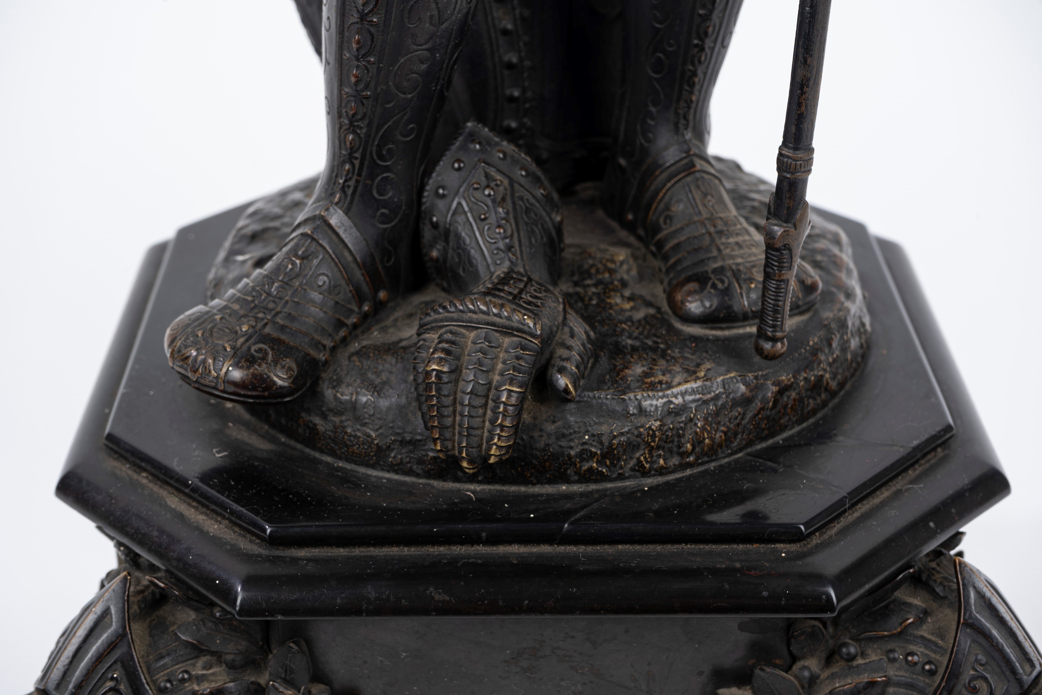 Coppia di Grandi Candelieri in Bronzo con Figure di Guerrieri in Armatura, Secolo XIX