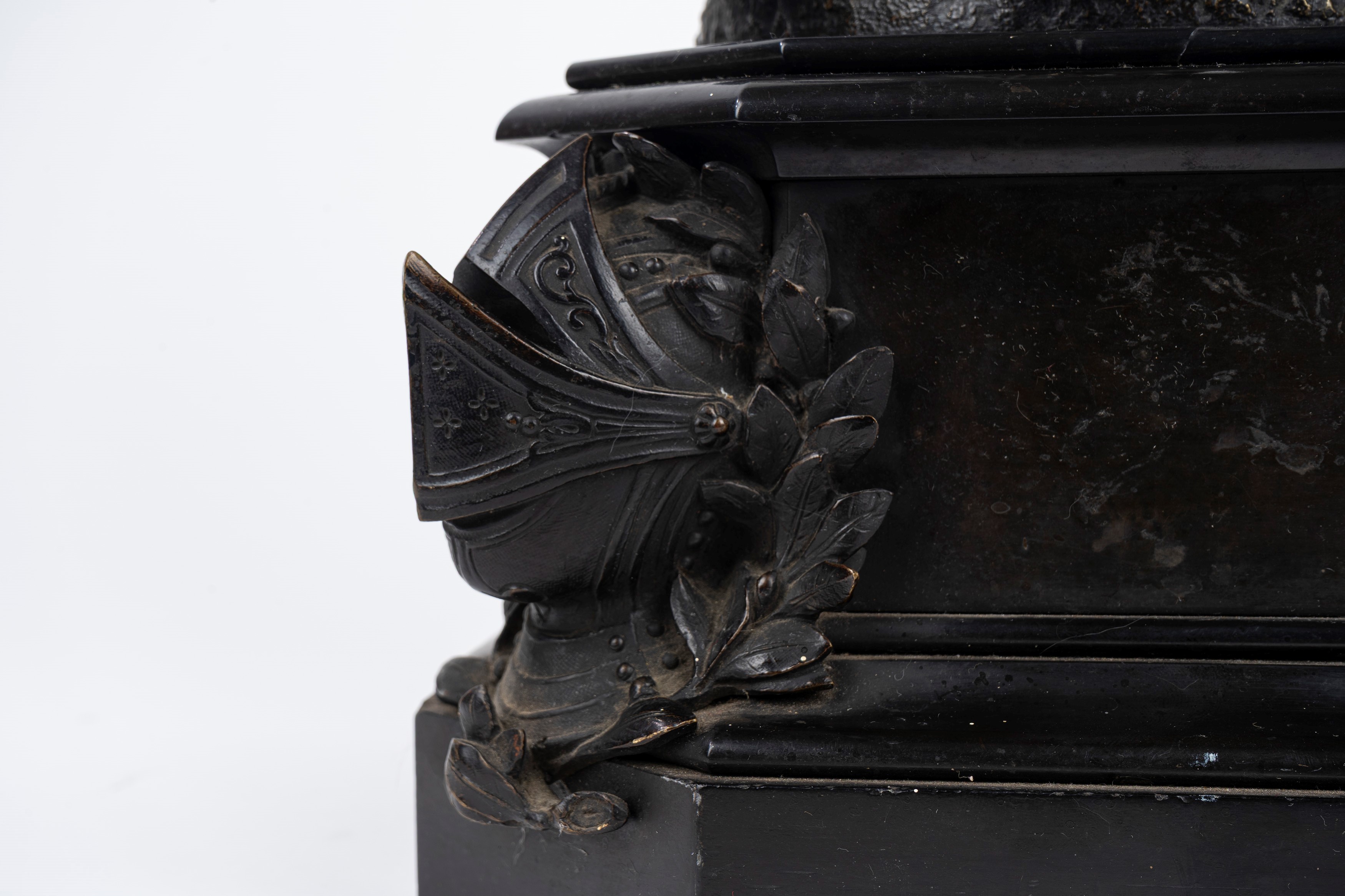 Coppia di Grandi Candelieri in Bronzo con Figure di Guerrieri in Armatura, Secolo XIX