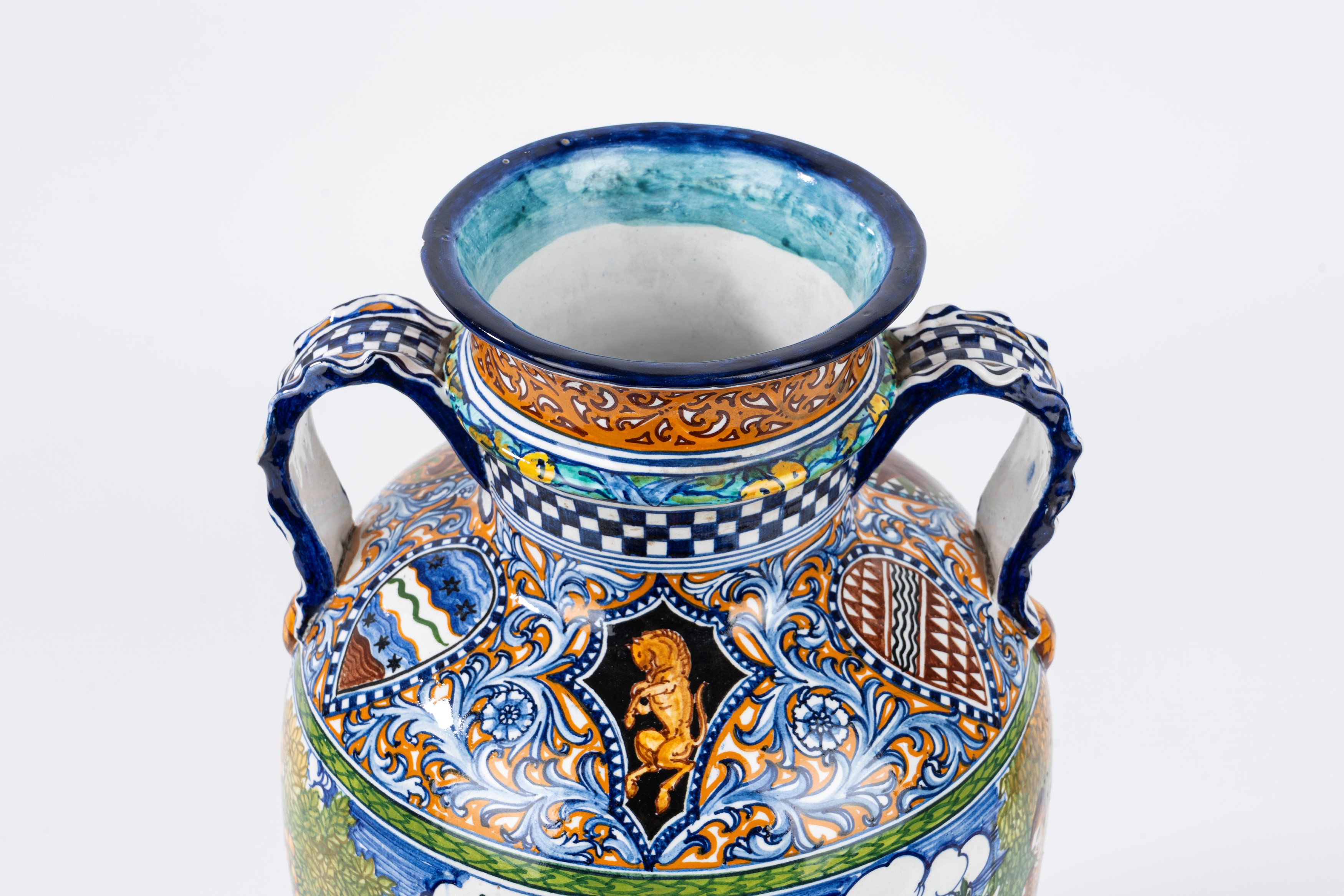 Vaso Istoriato in Maiolica Policroma