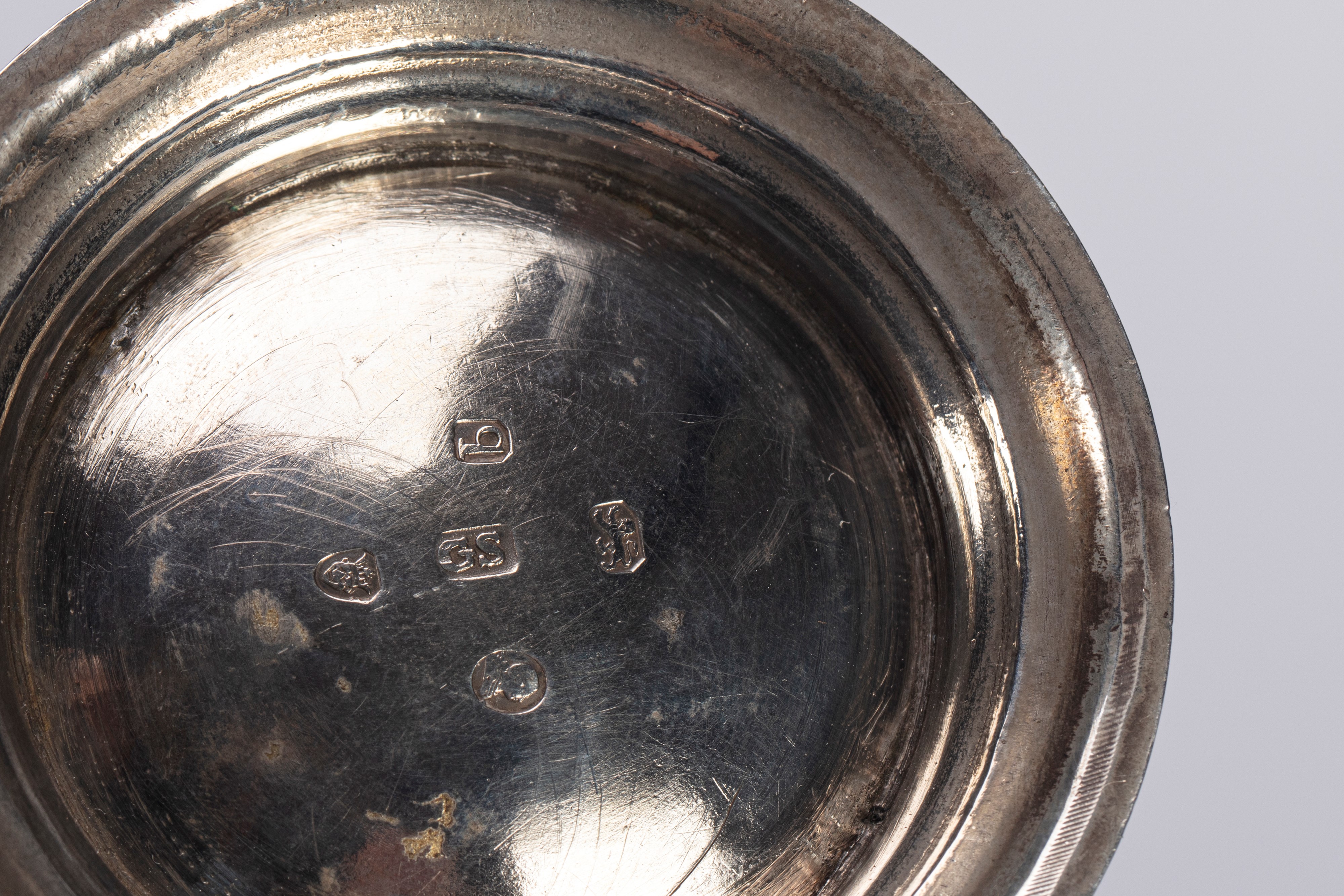 Inghilterra, Lotto di sei oggetti in argento e metallo argentato, secolo XIX e inizio XX
