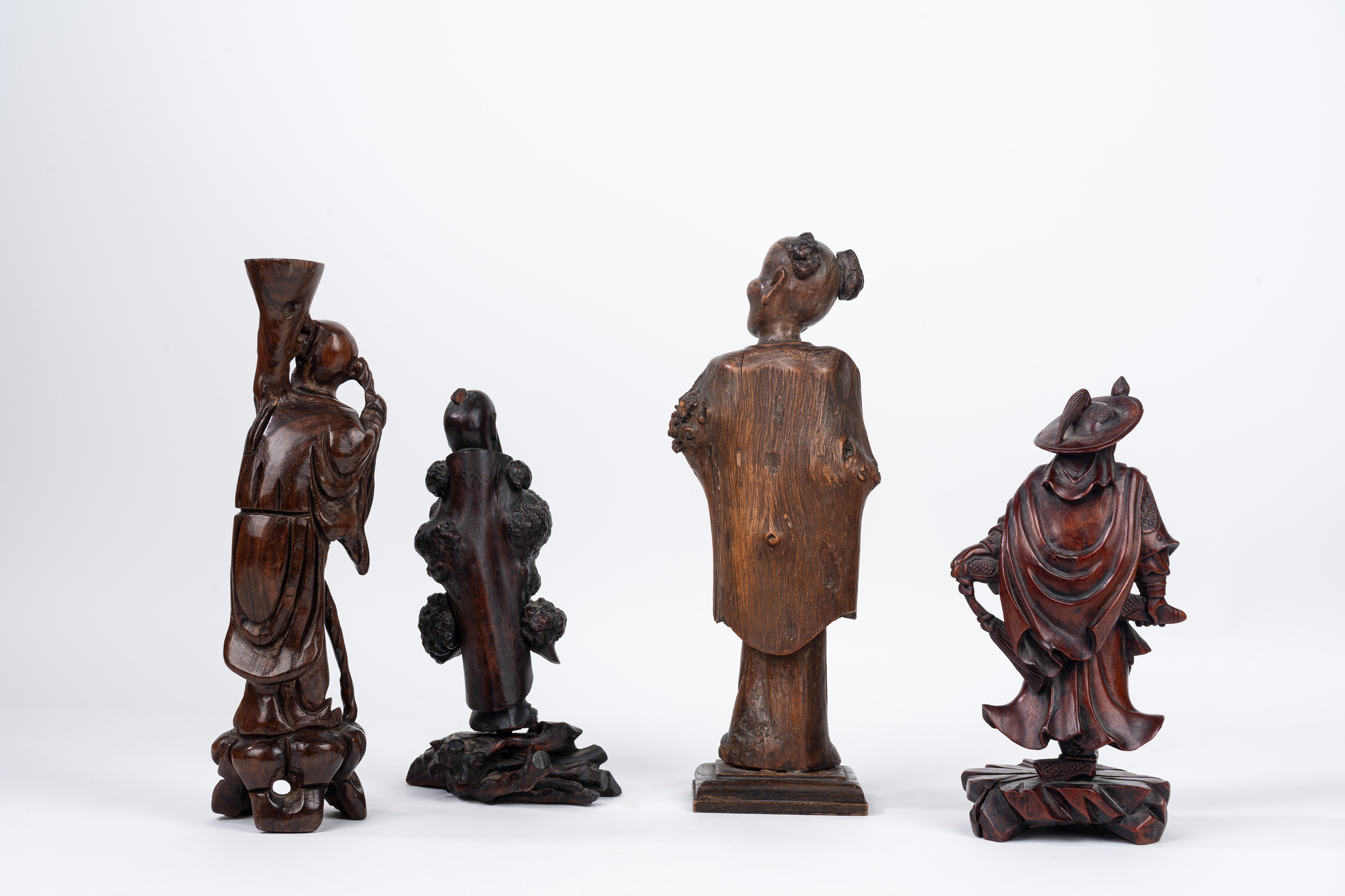 Lotto Composto da Quattro Figure Orientali in Legno Scolpito. Cina, Secolo XX