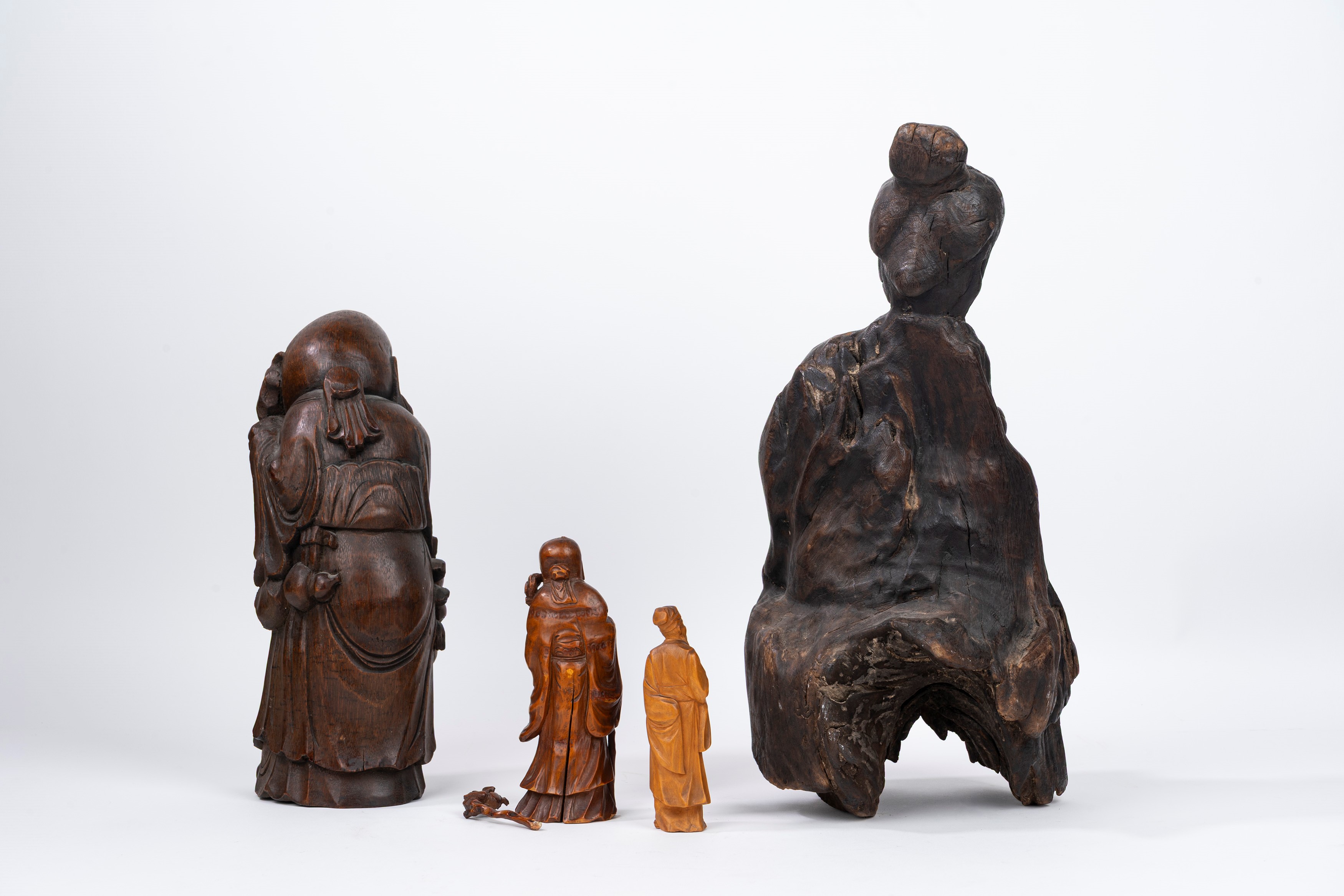 Lotto Composto da Quattro Figure in Legno Scolpito. Cina, Secolo XX