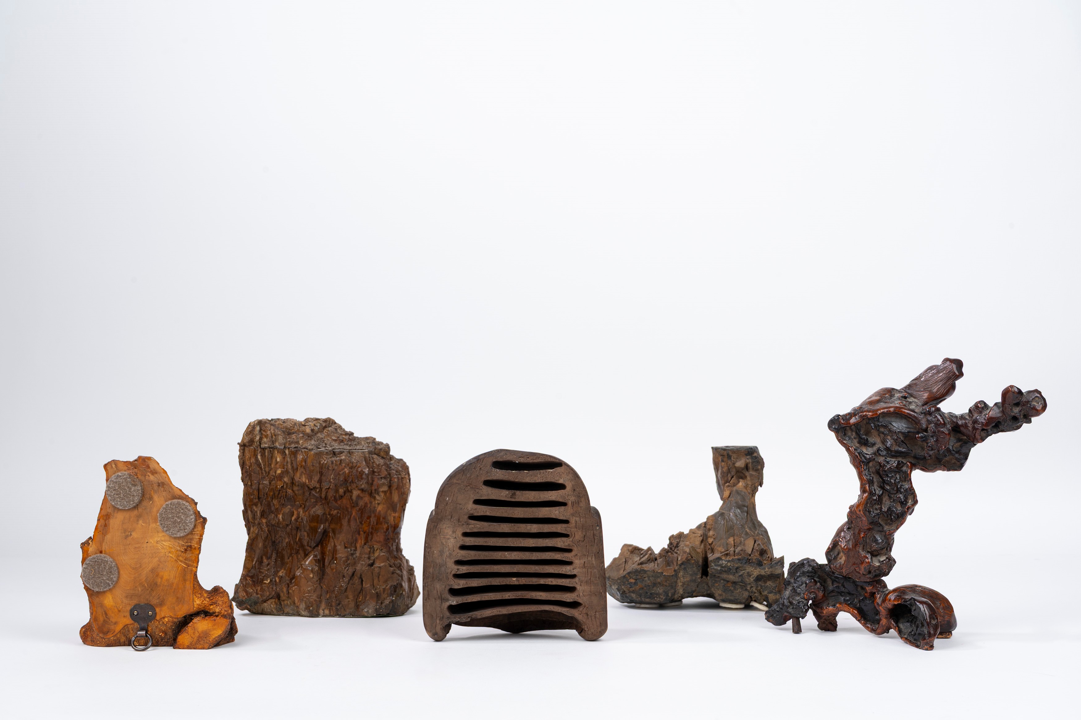 Lotto Composto da una Testa di Budda, una Mensolina in Radica, una Scultura "scholar's Rock" e Du...