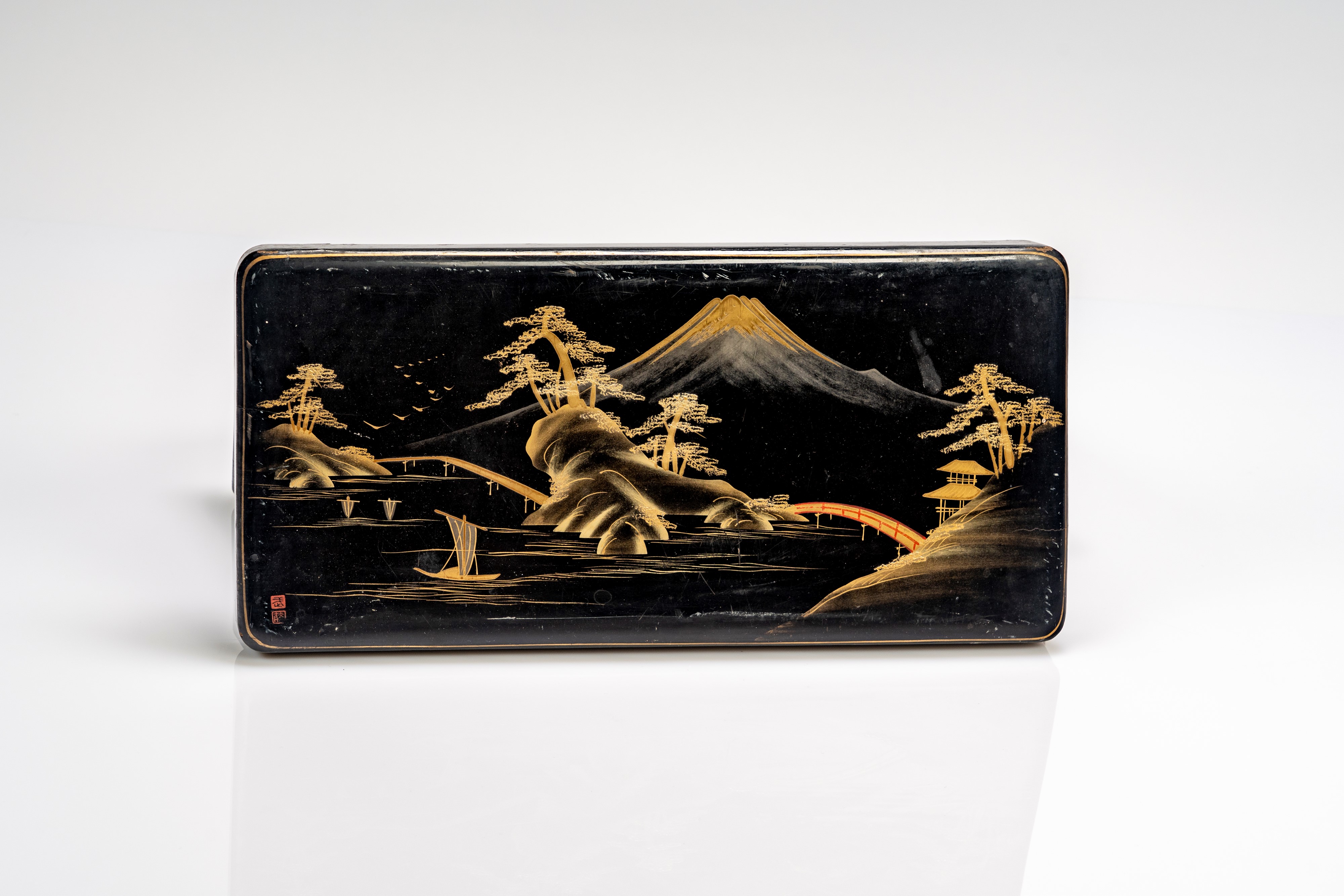 Scatola in lacca a fondo nero di forma rettangolare, decorata in oro e rosso con veduta del Monte...