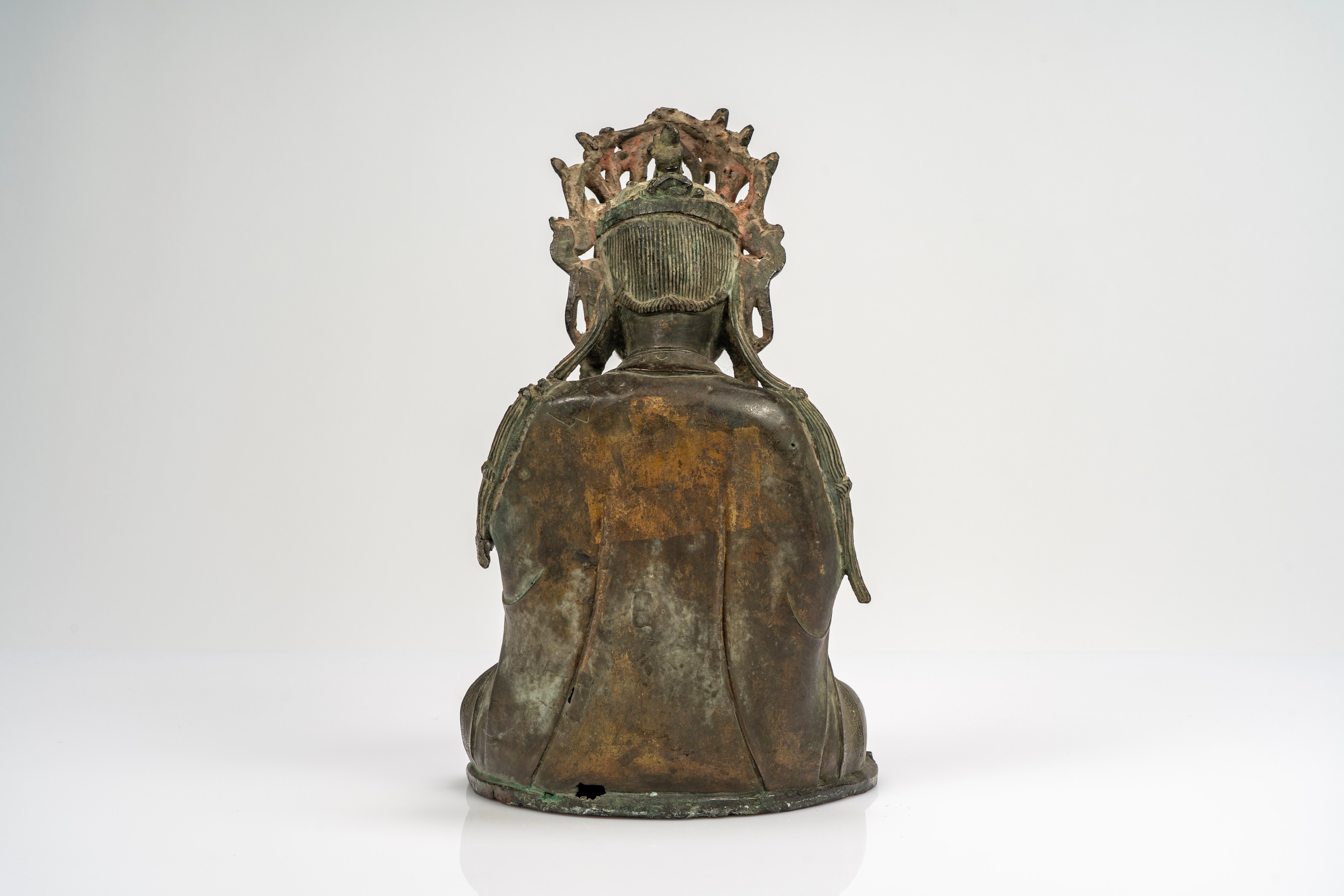 Guanyin, Figura in bronzo a patina scura con tracce di doratura - Cina, Dinastia Ming, XVII secol...