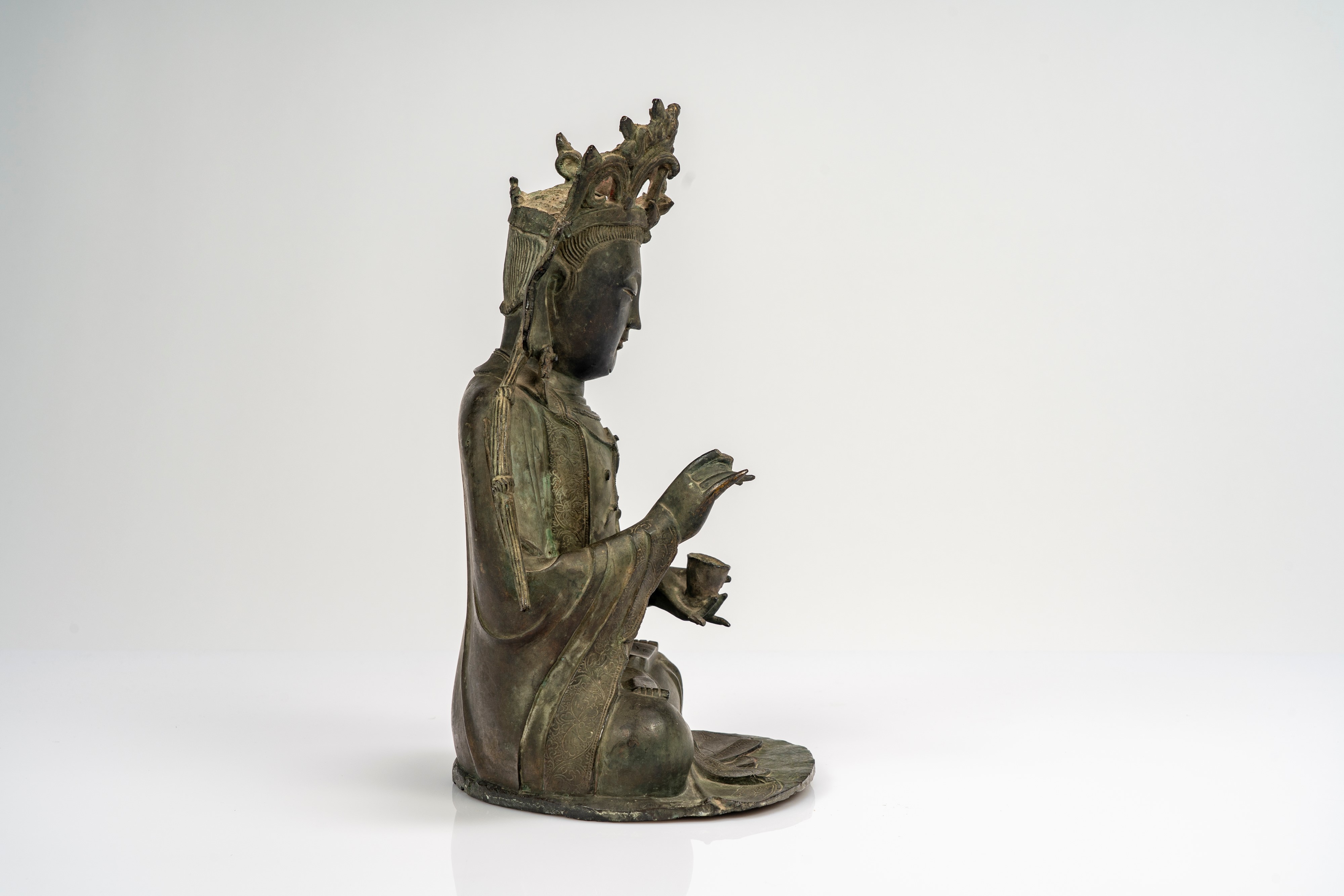 Guanyin, Figura in bronzo a patina scura con tracce di doratura - Cina, Dinastia Ming, XVII secol...