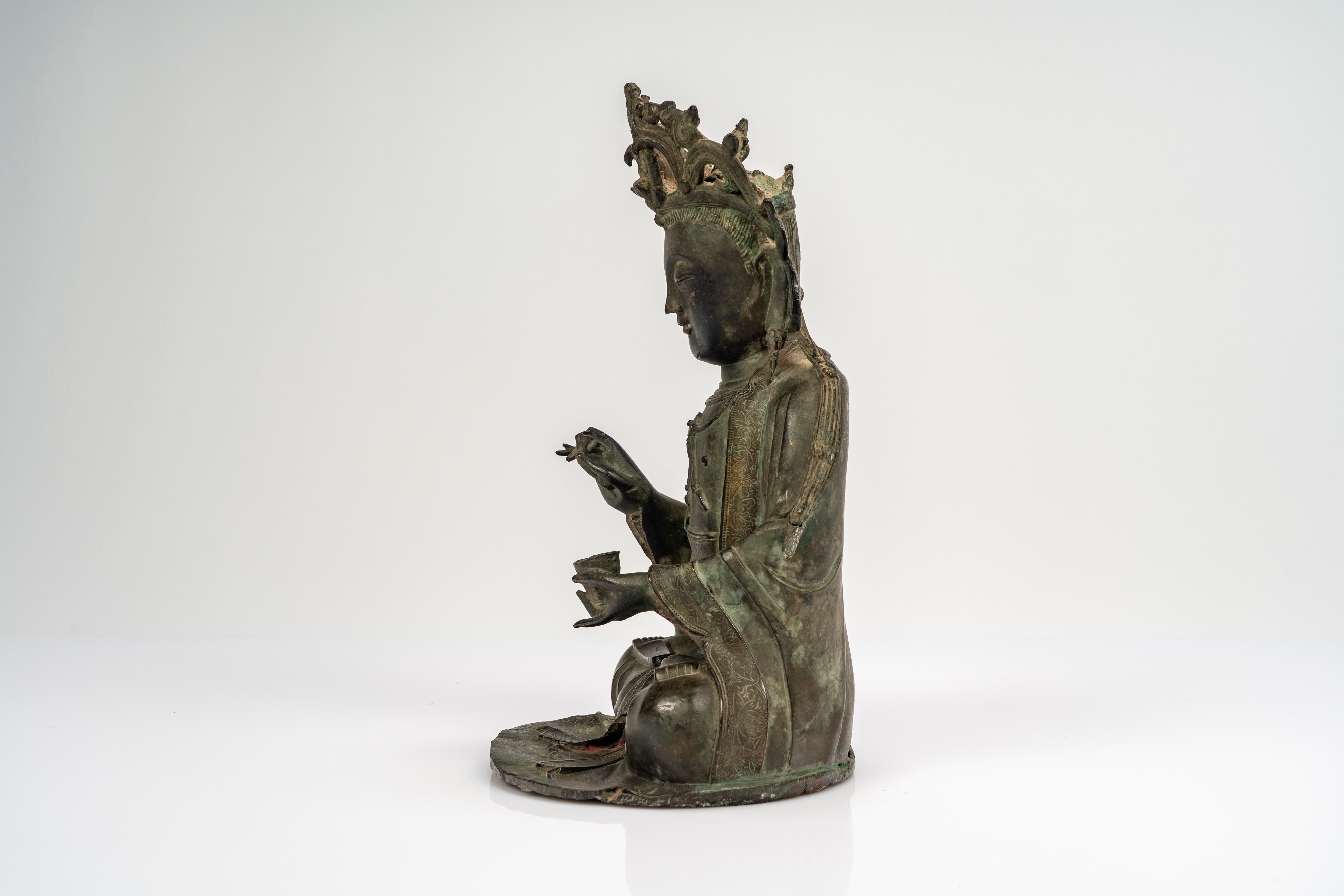 Guanyin, Figura in bronzo a patina scura con tracce di doratura - Cina, Dinastia Ming, XVII secol...