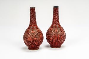 Coppia di vasi piriformi in lacca rossa cinabro, decorati a riserve con figure, Cina, secolo XIX