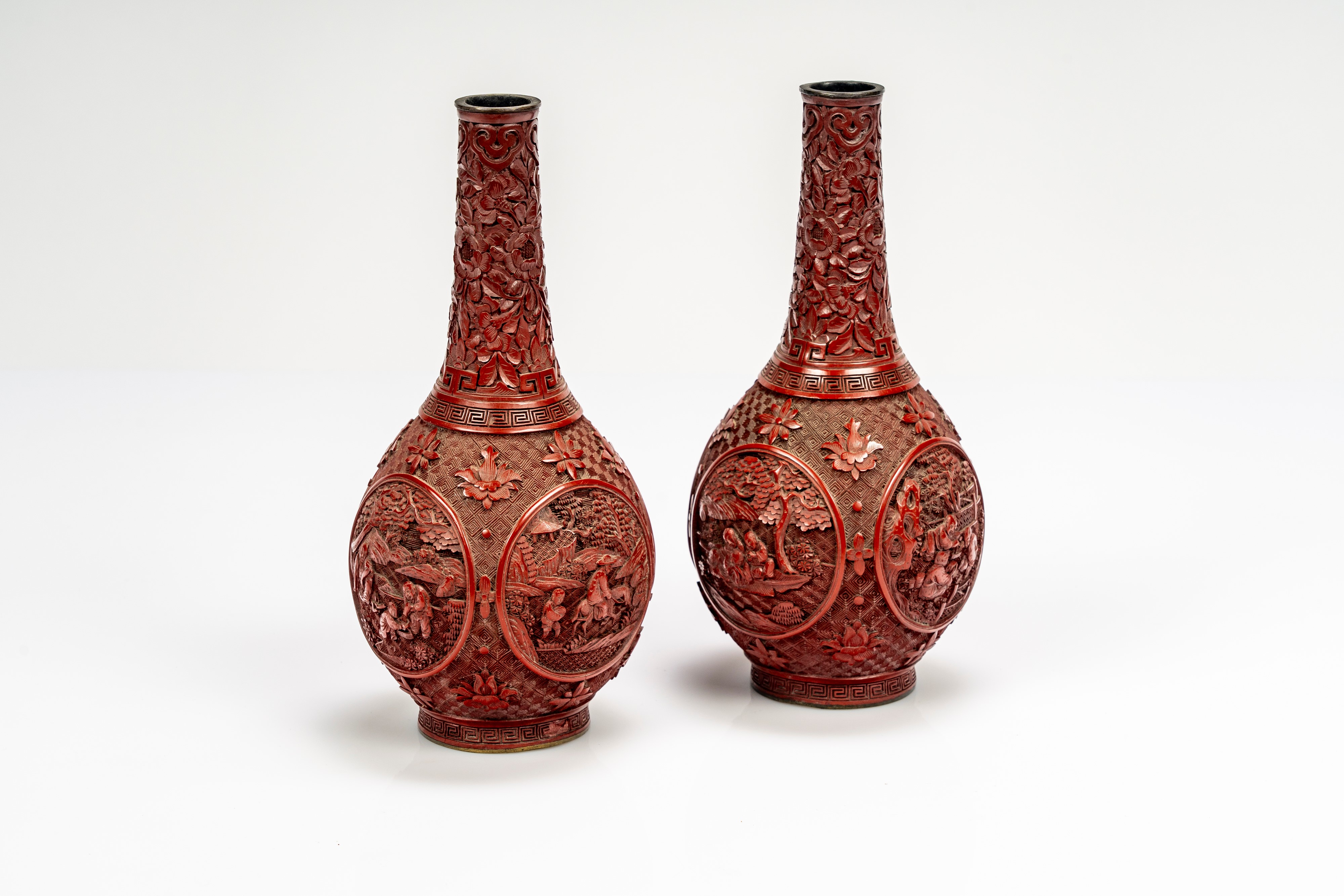 Cina, Coppia di vasi piriformi in lacca rossa cinabro, decorati a riserve con figure, secolo XIX