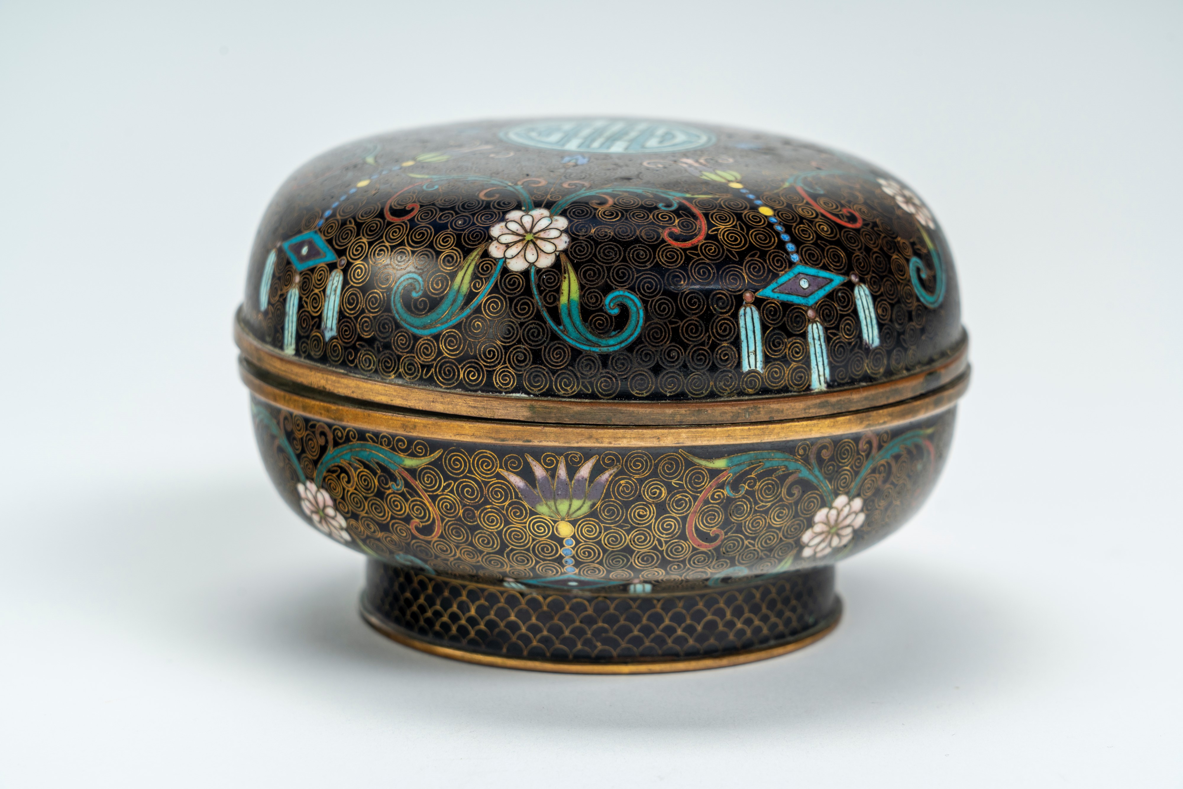 Scatola con coperchio in smalto cloisonné di forma bombata, Cina, XIX secolo