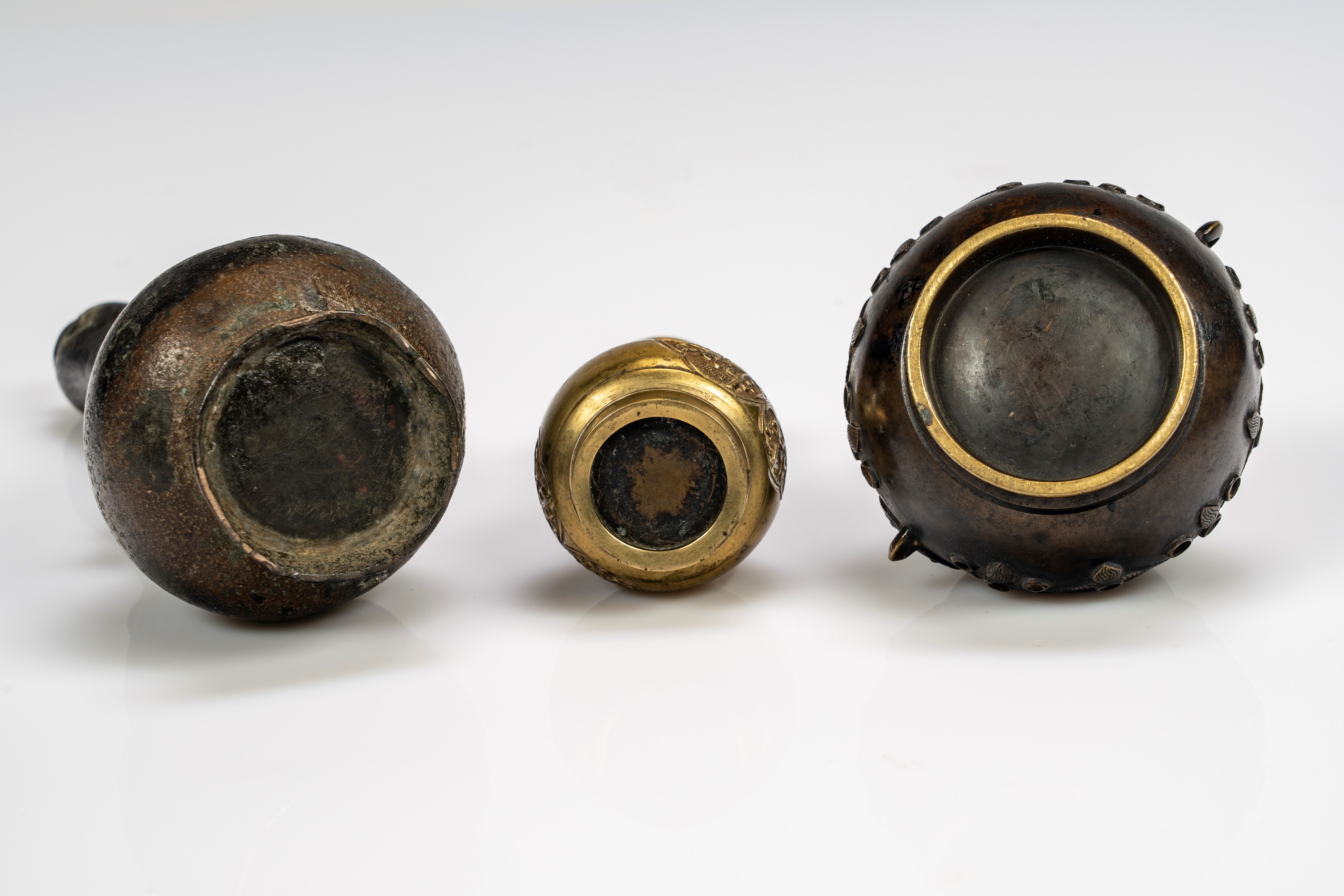 Tre vasetti in bronzo di epoche differenti, Cina