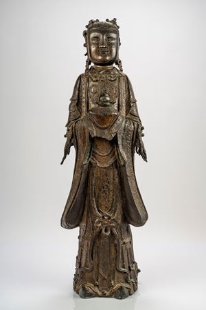 Grande figura stante in bronzo cesellato, con tracce di doratura e laccatura, raffigurante Longnü (龙女), la Figlia del Drago. Cina, dinastia Ming, secolo XVI/XVII