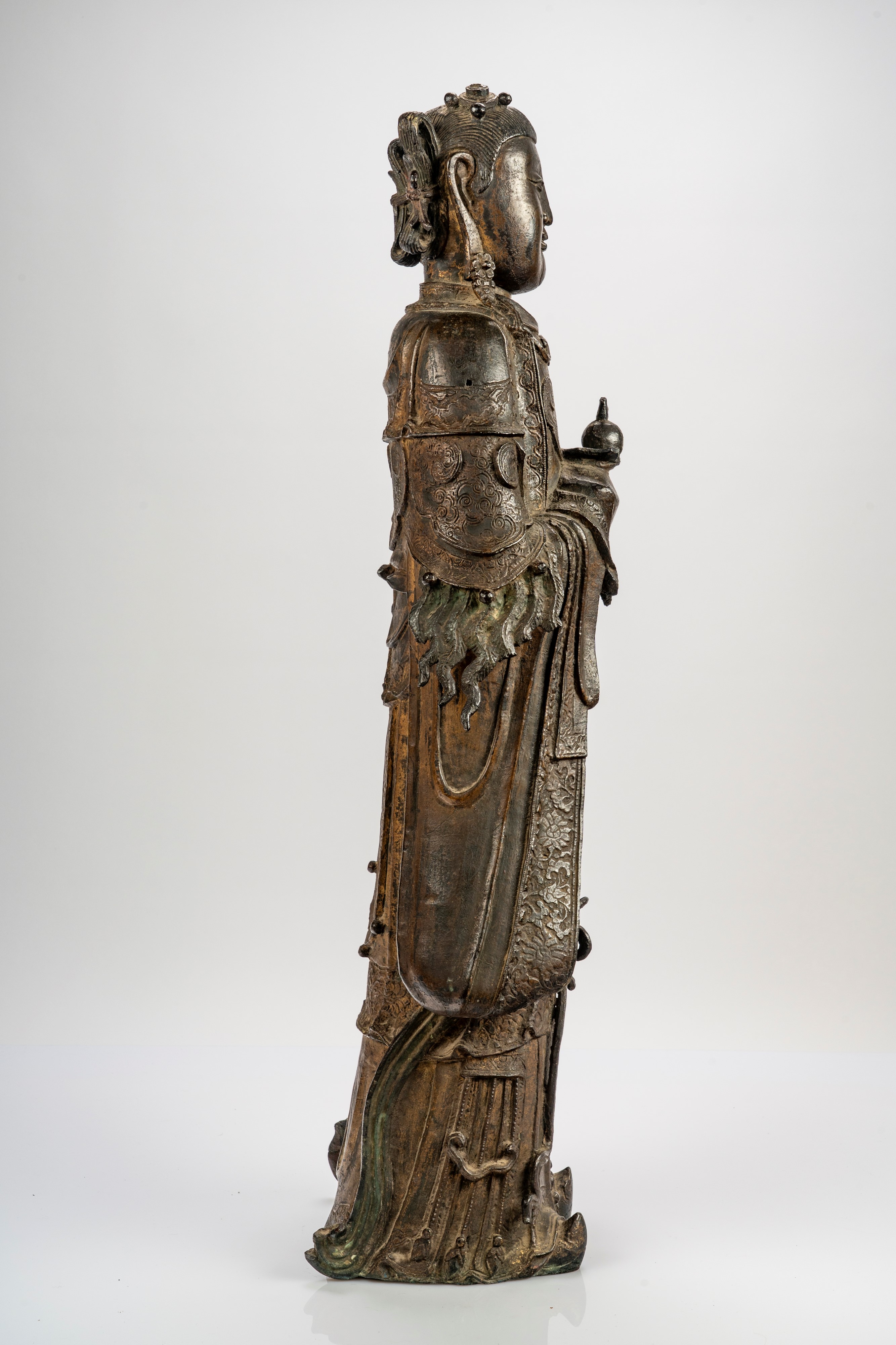 Grande figura stante in bronzo cesellato, con tracce di doratura e laccatura, raffigurante Longnü...