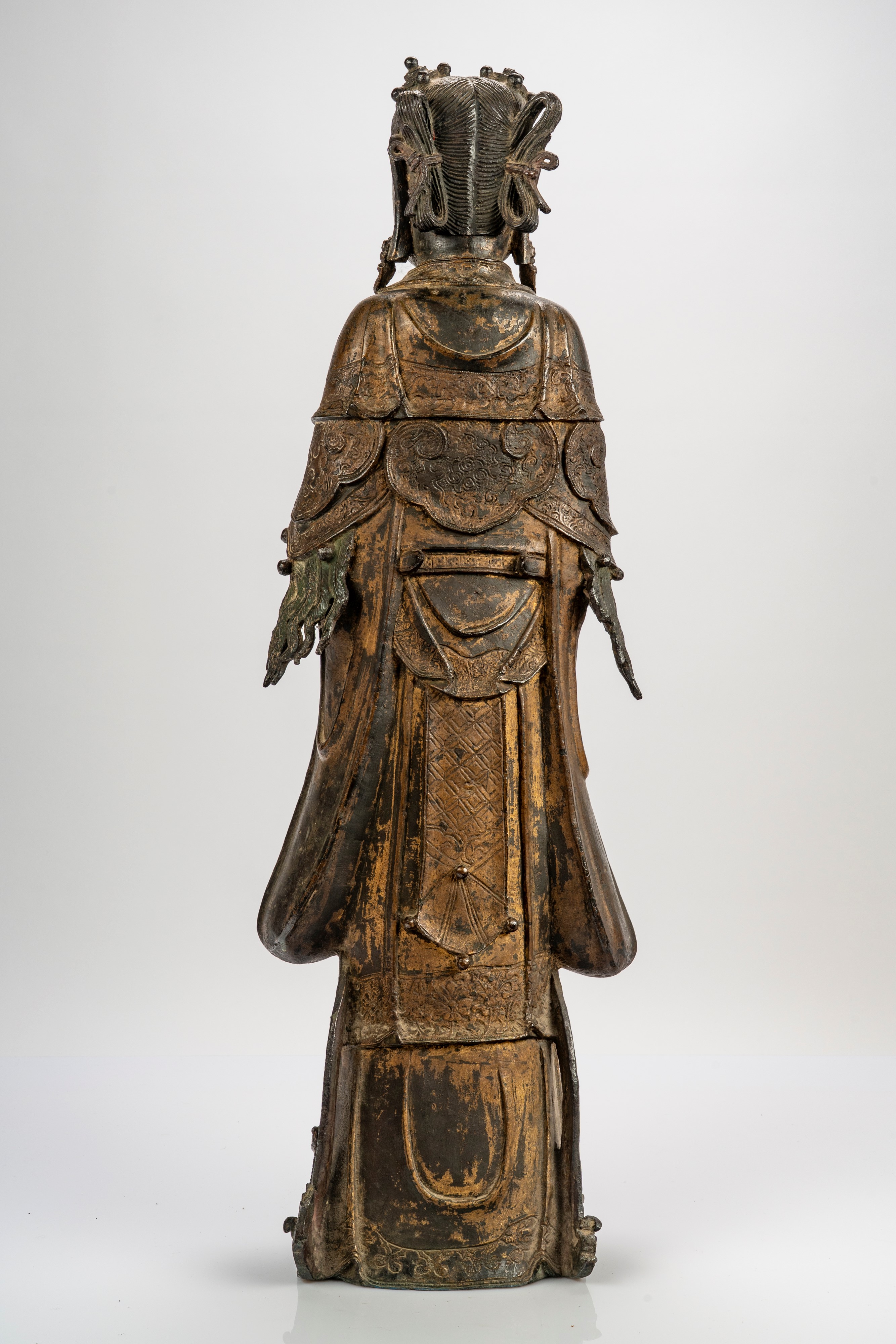 Grande figura stante in bronzo cesellato, con tracce di doratura e laccatura, raffigurante Longnü...