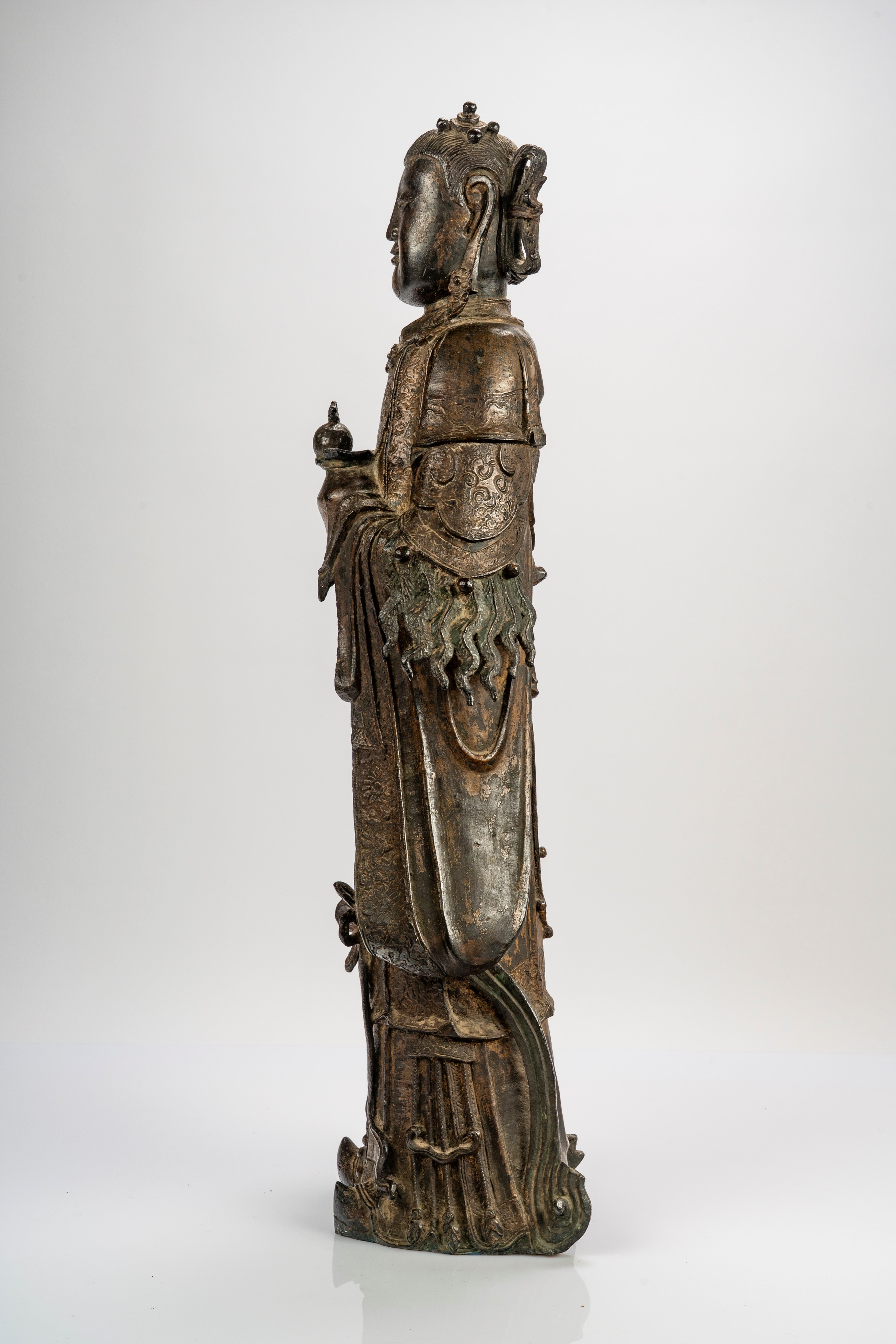 Grande figura stante in bronzo cesellato, con tracce di doratura e laccatura, raffigurante Longnü...