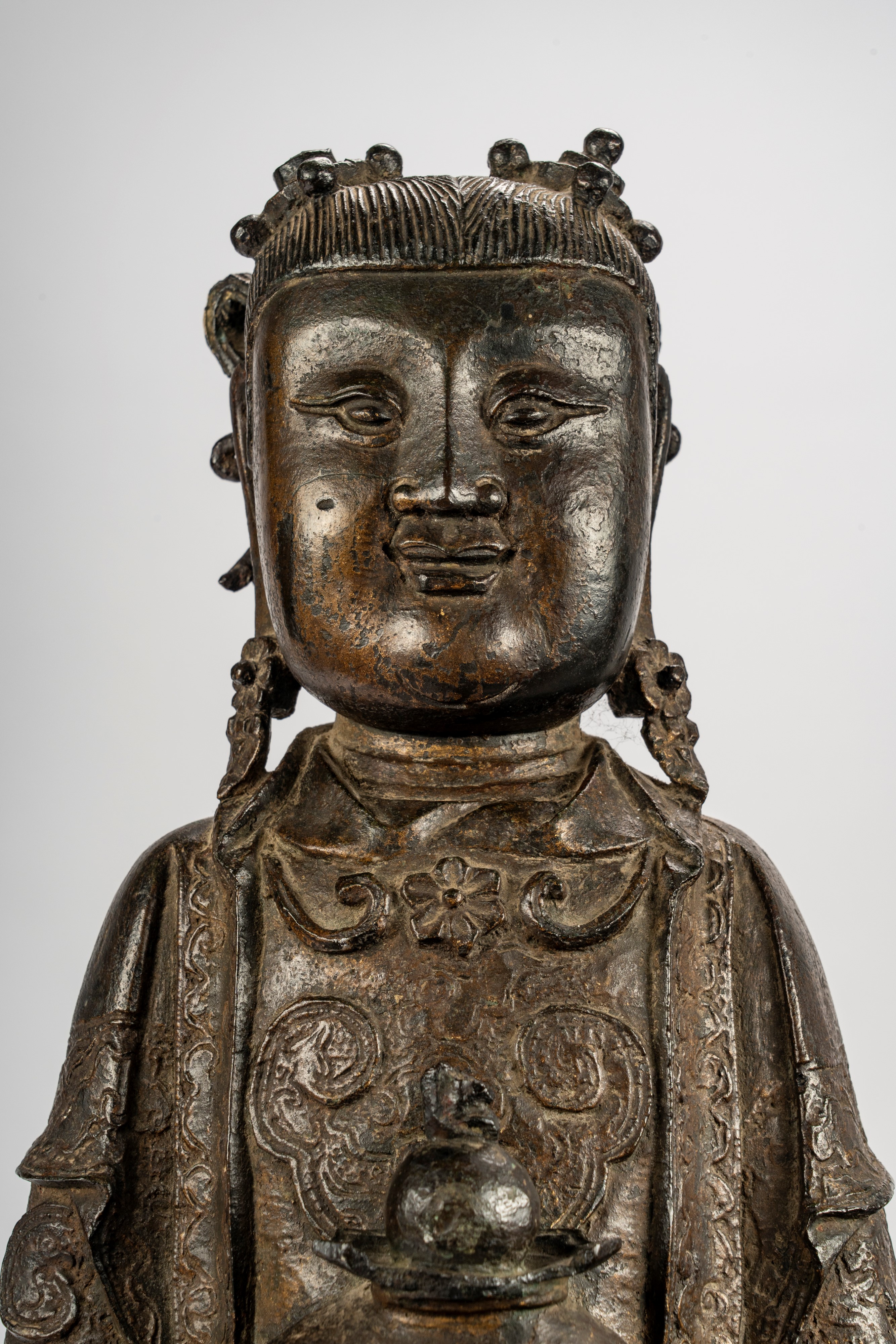 Grande figura stante in bronzo cesellato, con tracce di doratura e laccatura, raffigurante Longnü...