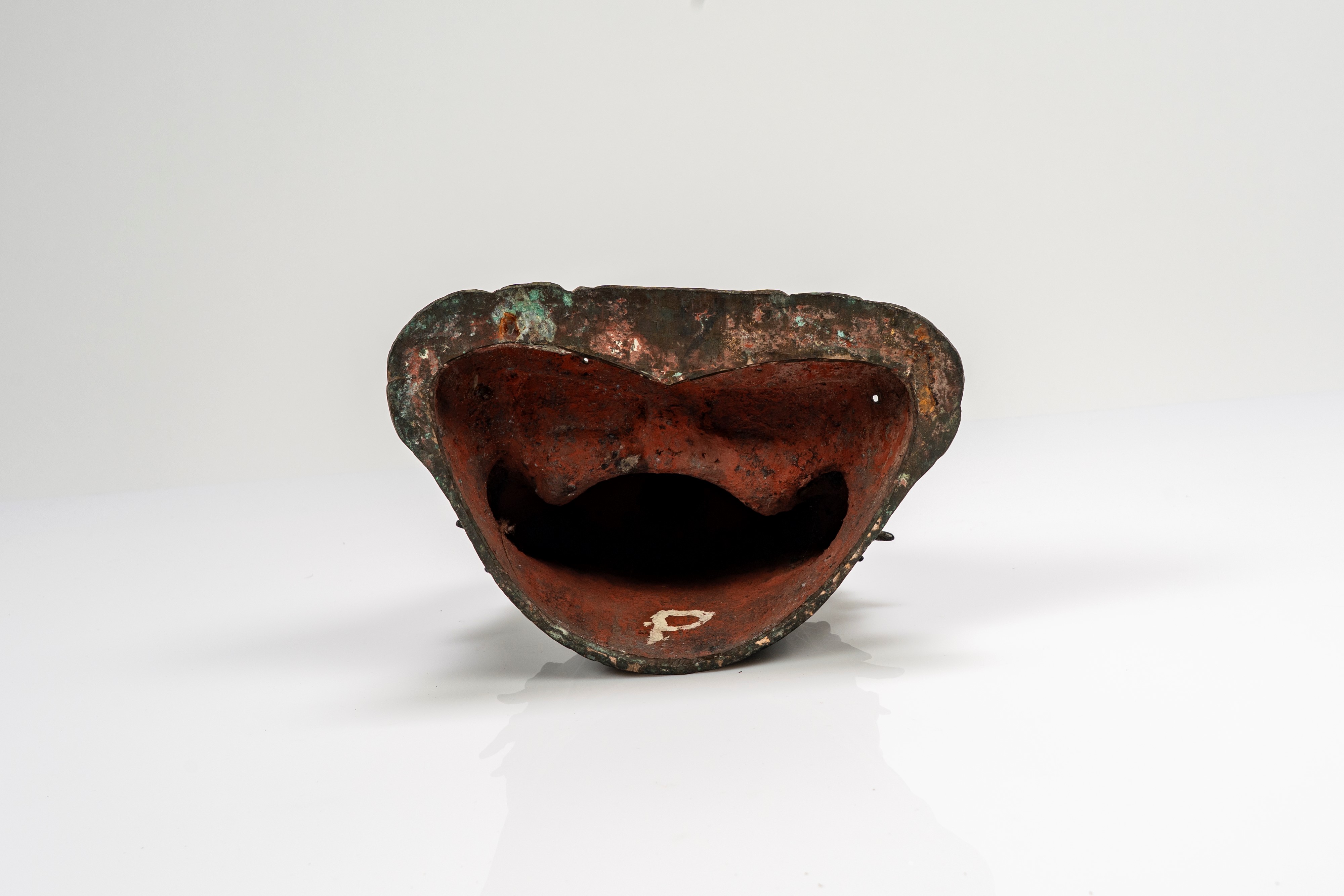 Guanyin in bronzo cesellato, con tracce di doratura, su base lignea a fiori di loto di epoca succ...