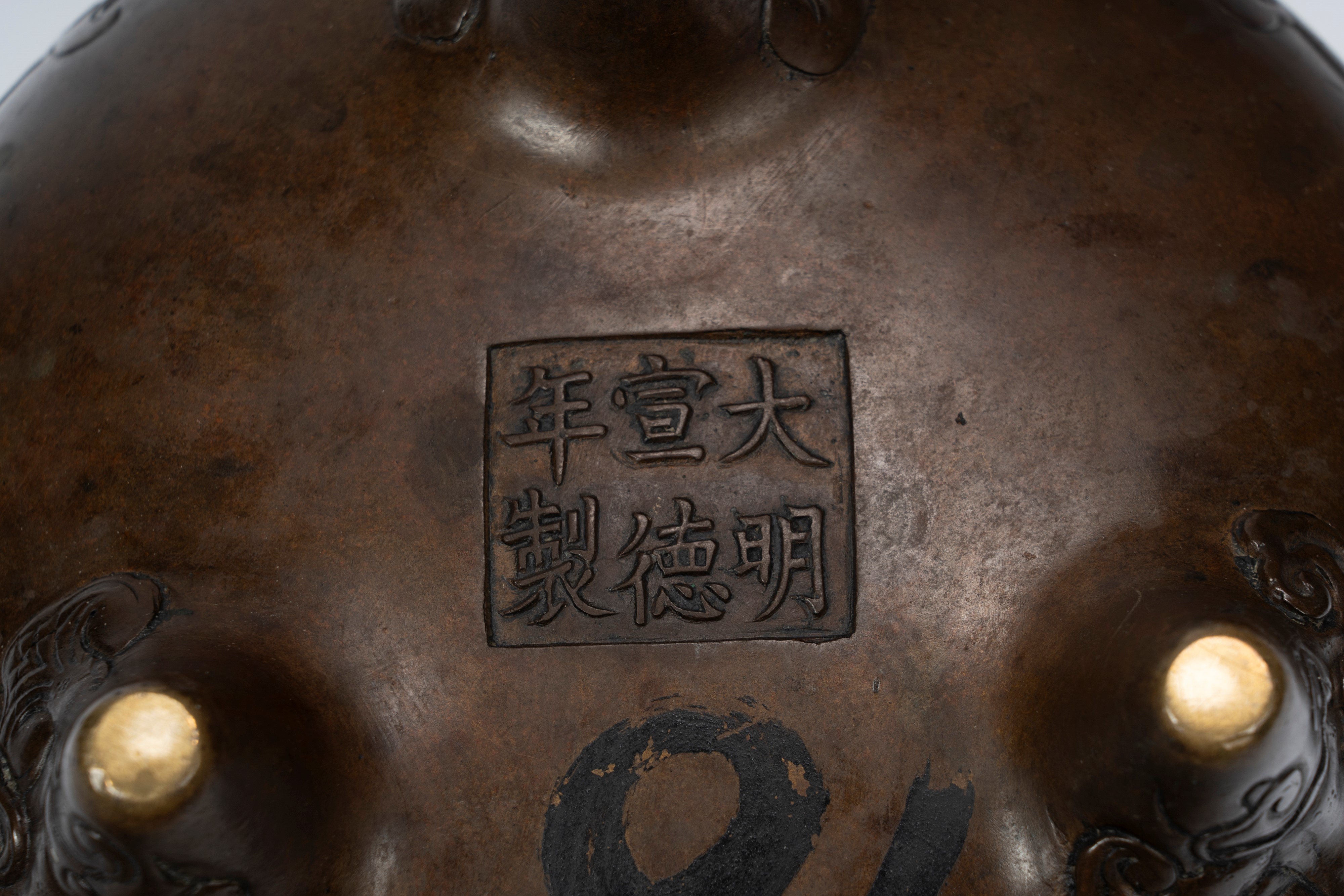 Incensiere in bronzo cesellato con draghi e anse a guisa di qilin, Cina, XIX secolo