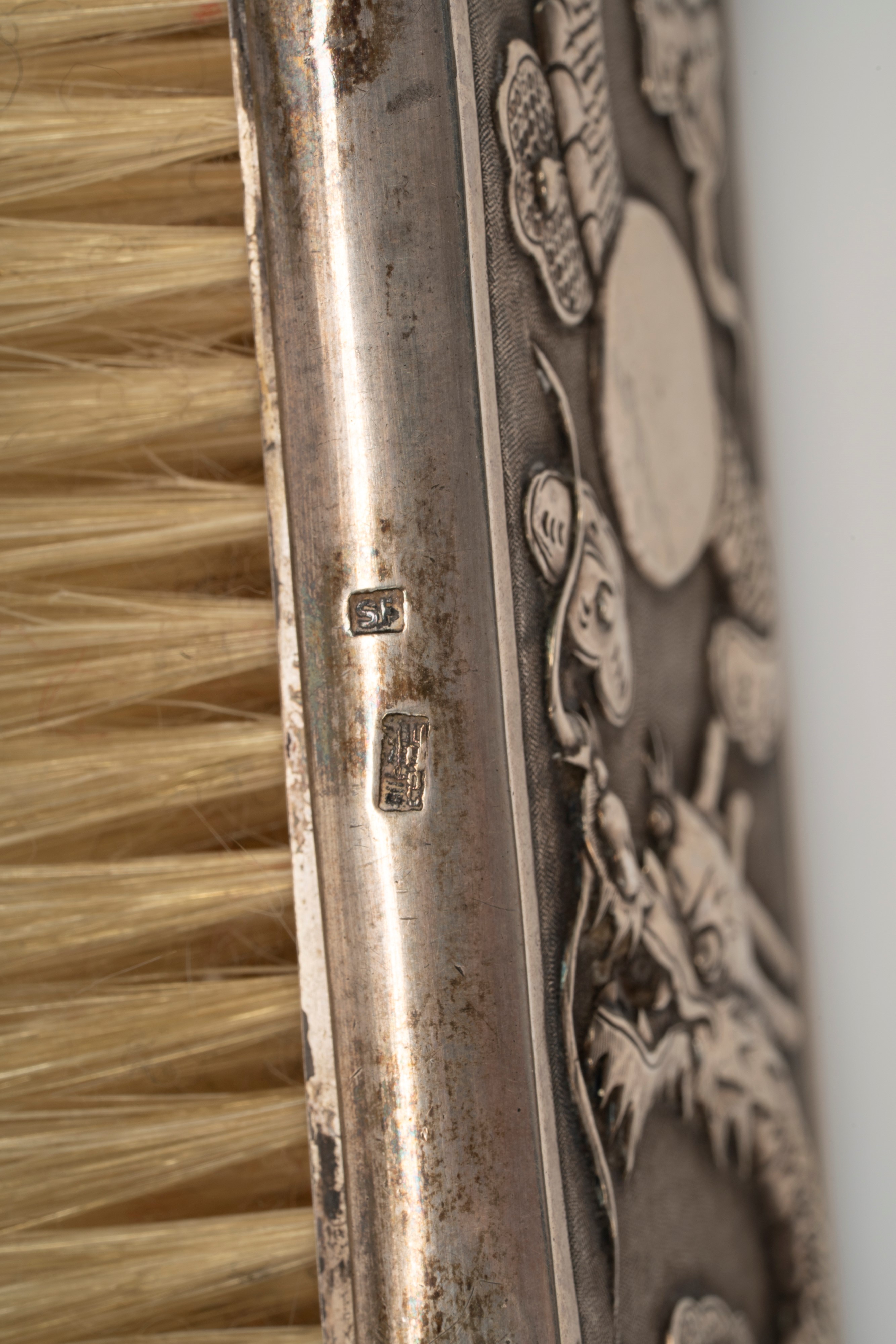 Set da toilette cinese, otto pezzi in argento sbalzato e cesellato con motivo di draghi e nuvole,...