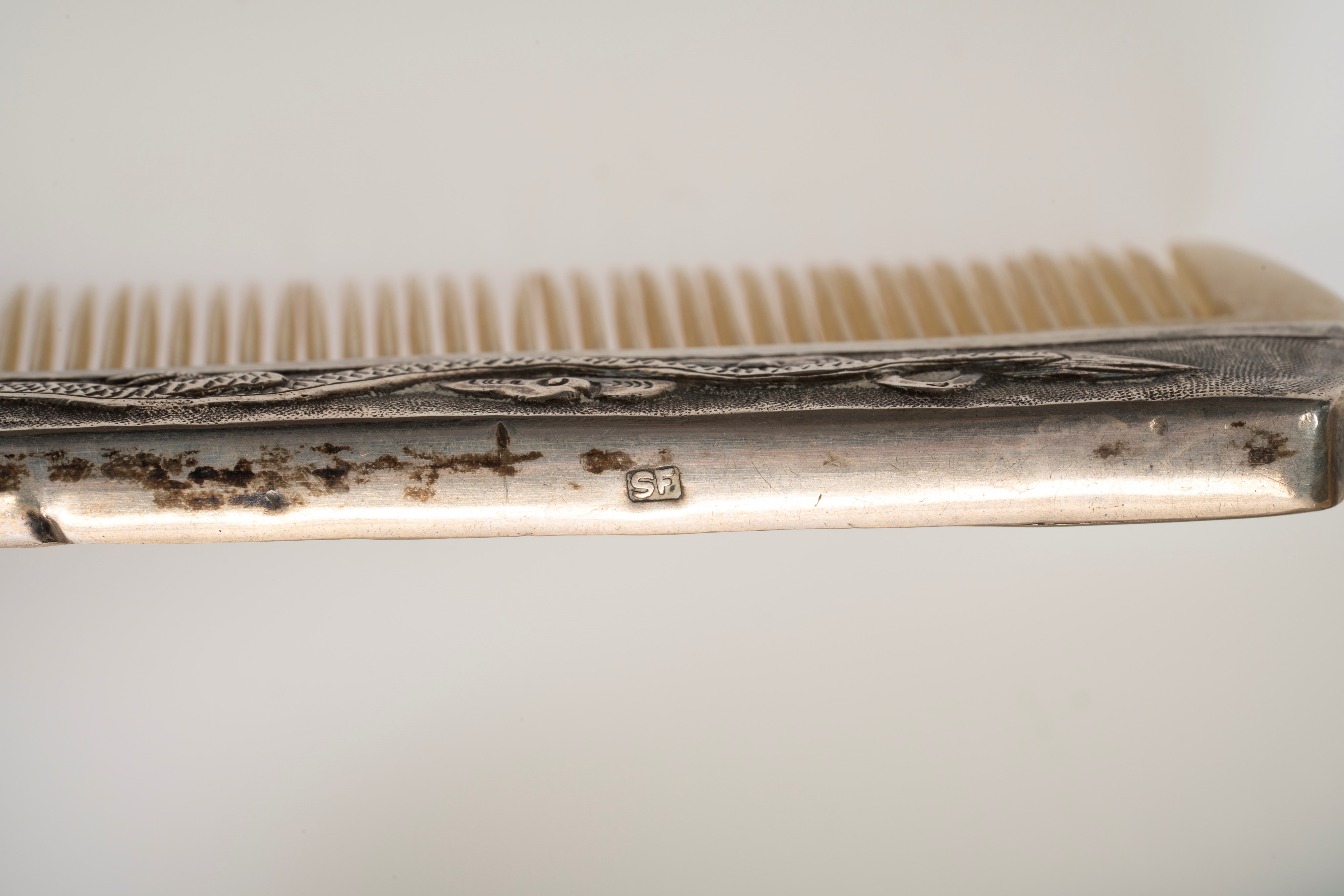 Set da toilette composto da otto pezzi in argento sbalzato e cesellato con motivo di draghi e nuv...