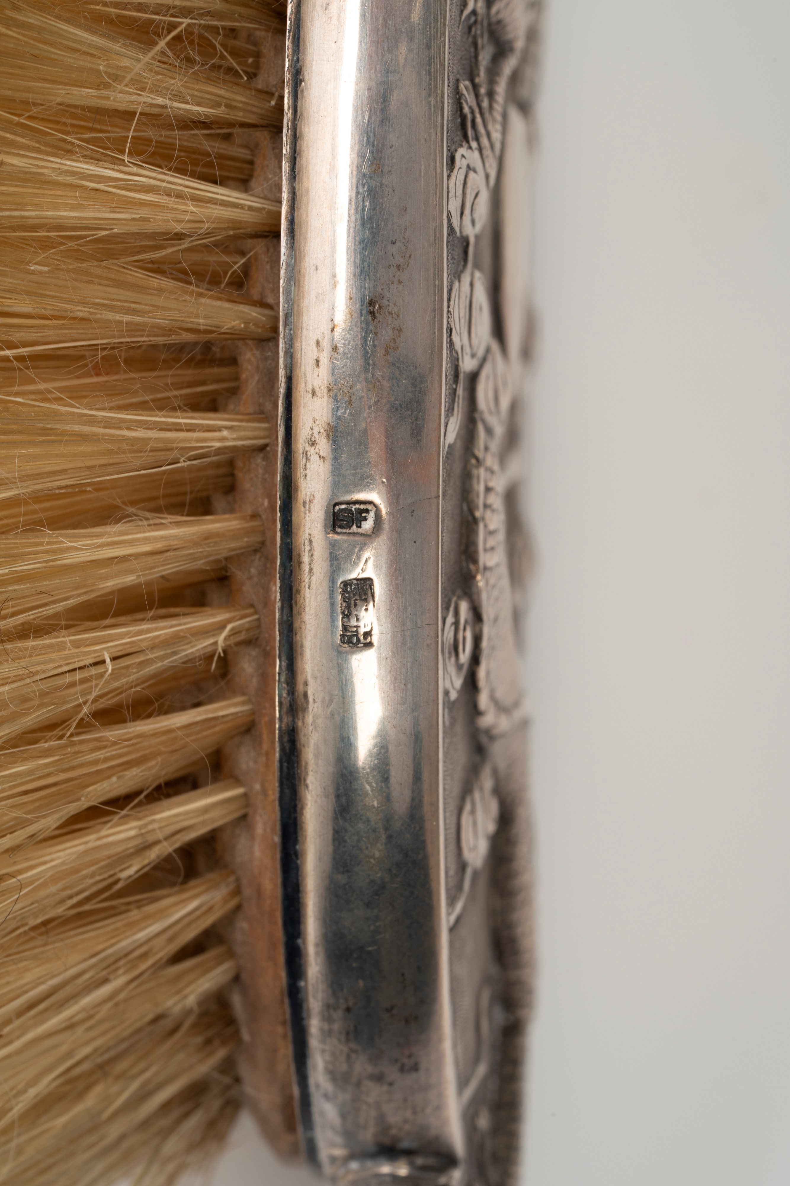 Set da toilette composto da otto pezzi in argento sbalzato e cesellato con motivo di draghi e nuv...