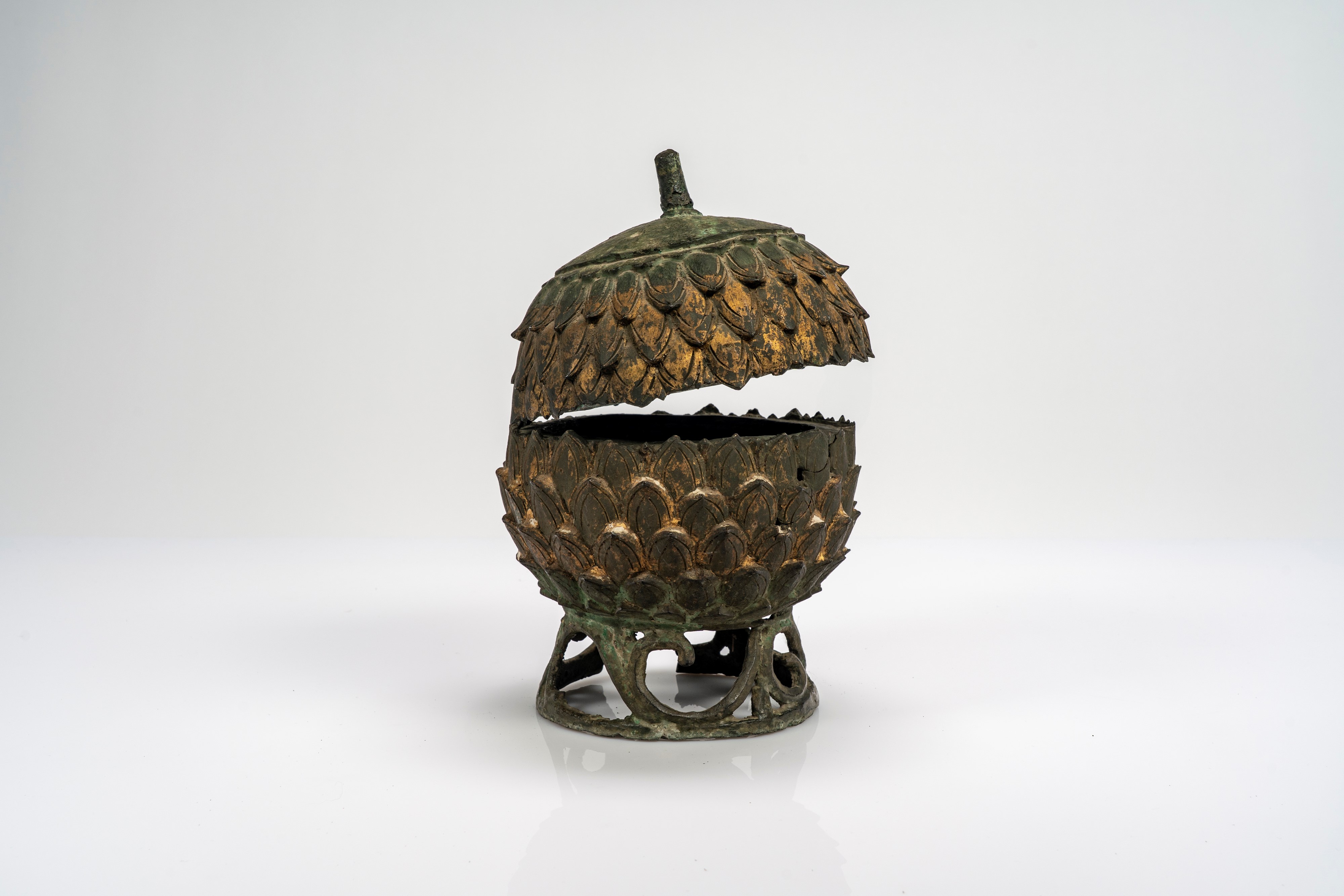 Contenitore in bronzo dorato a forma di pigna, Cina, dinastia Qing (1644–1911)