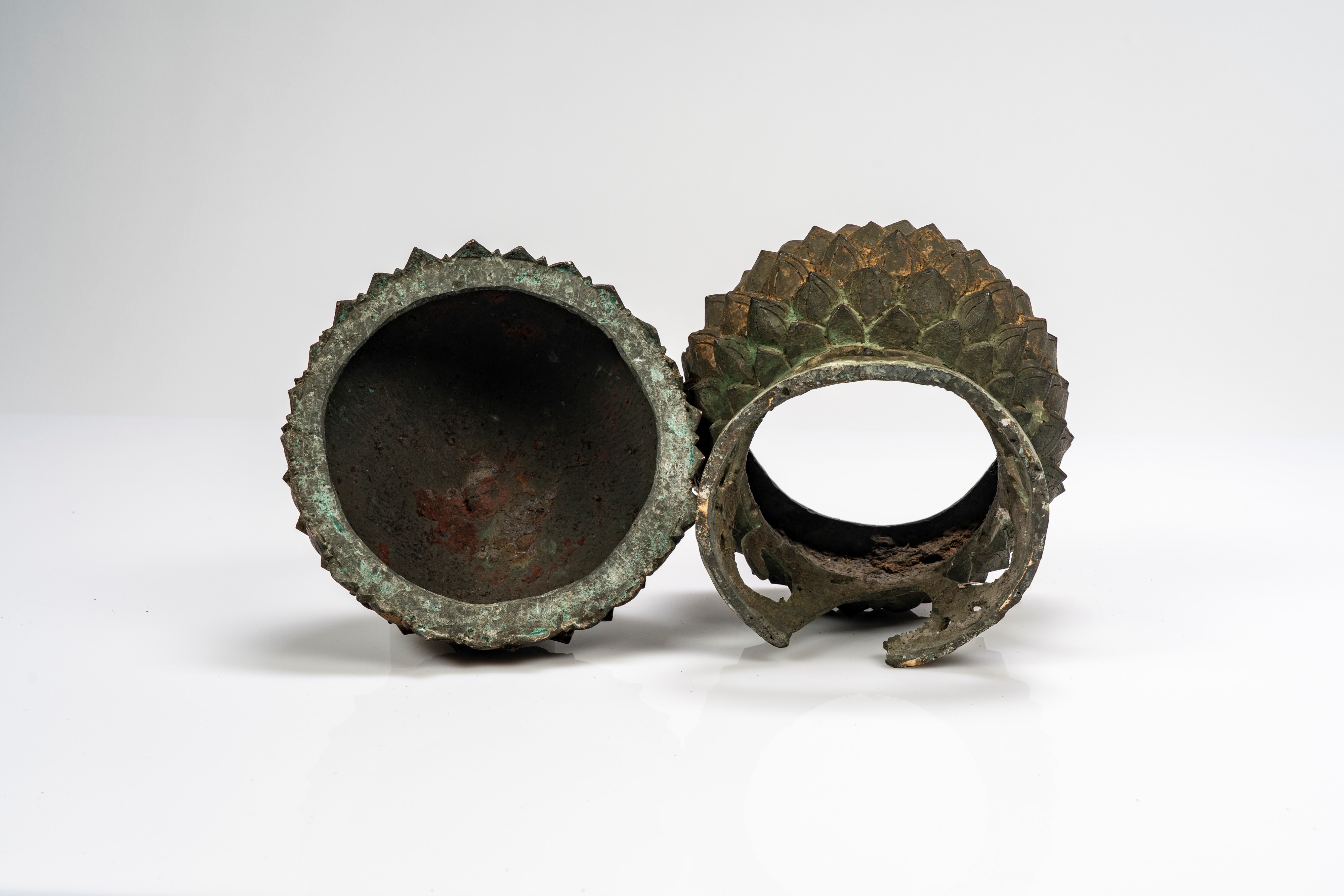 Contenitore in bronzo dorato a forma di pigna, Cina, dinastia Qing (1644–1911)