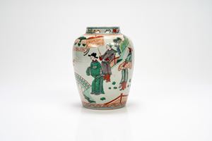 Vaso wucai decorato con figure in un giardino. Cina, fine XIX secolo