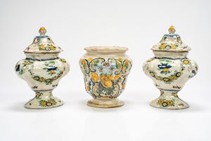 Manifattura dell’Italia meridionale. Tre vasi in maiolica, di cui due piriformi con coperchio