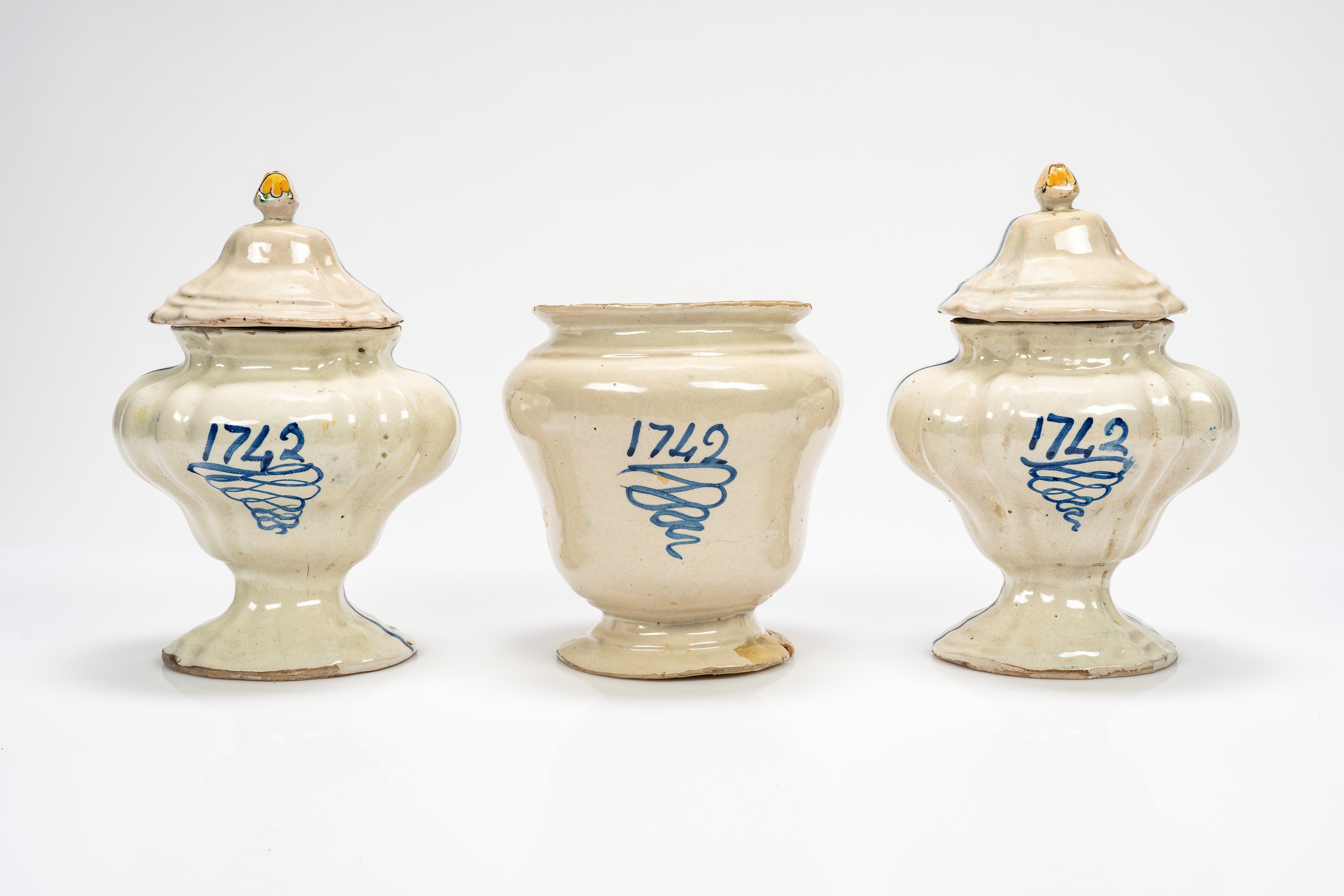 Manifattura dell’Italia meridionale. Tre vasi in maiolica, di cui due piriformi con coperchio