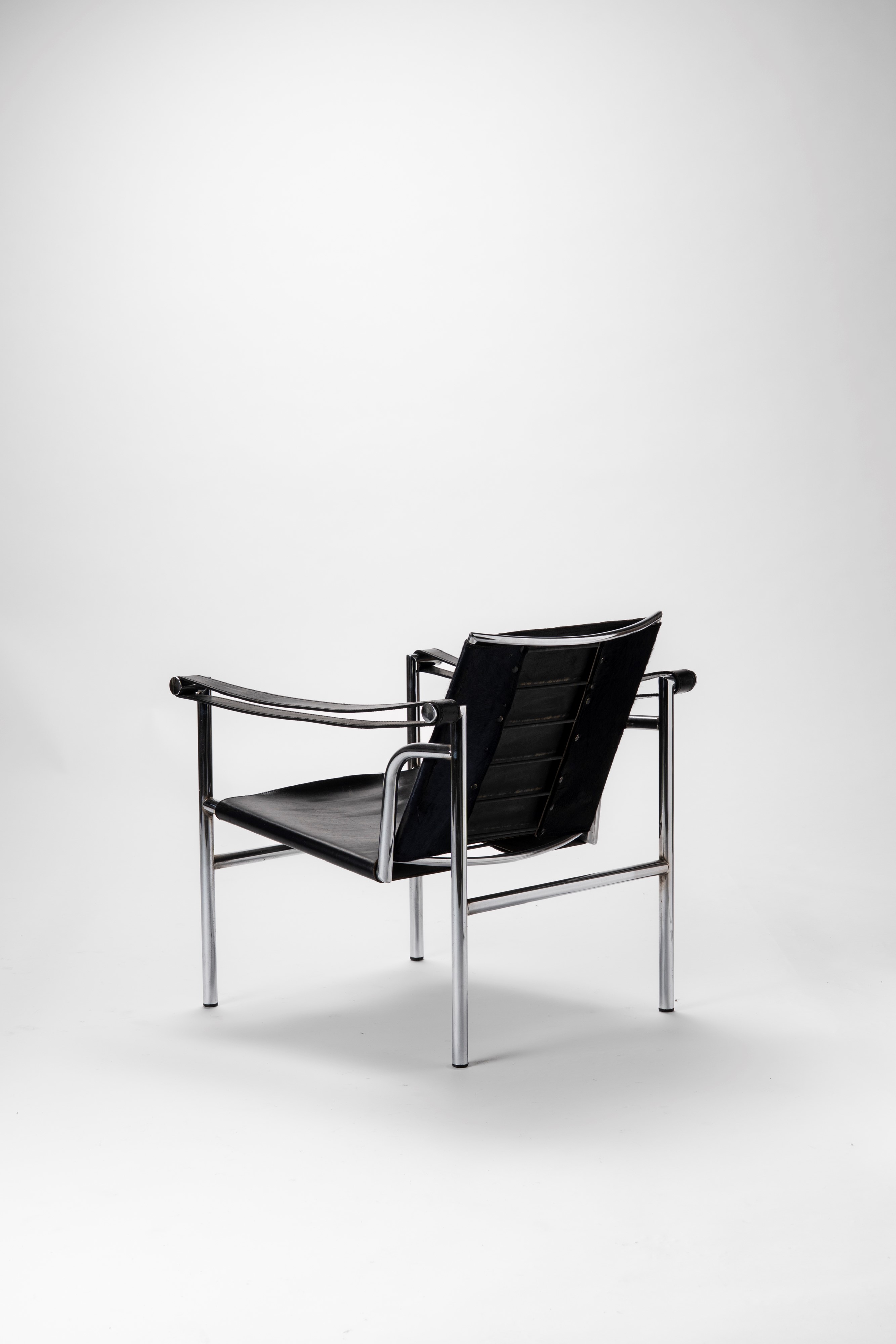 Le Corbusier, Charlotte Perriand, Pierre Jeanneret - Poltroncina Modello Lc1 Fauteuil Dossier Bas...