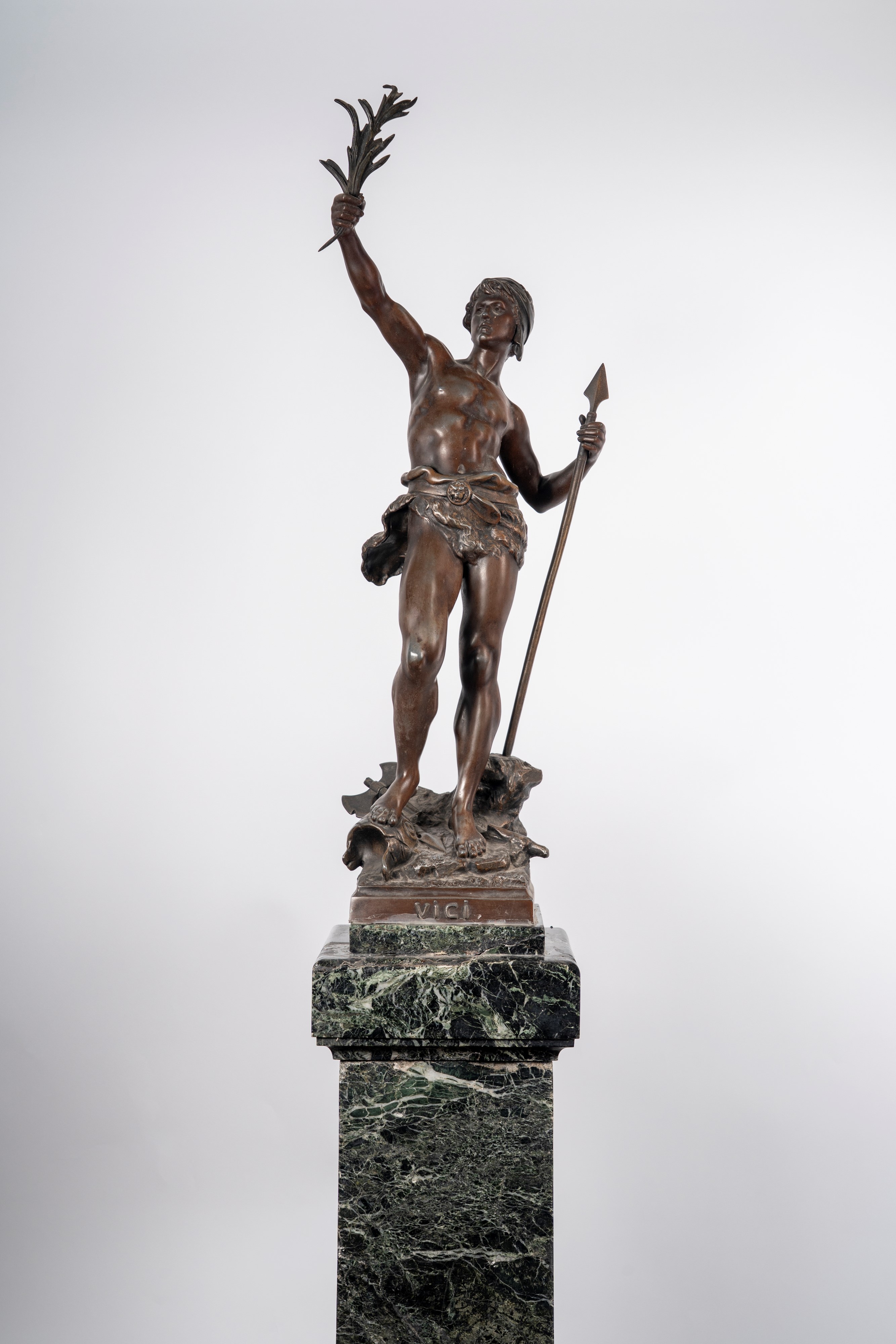 Copie En Bronze De La Sculpture Amor Vici D'Auguste Moreau - Réplique Décorative Sur Piédestal
