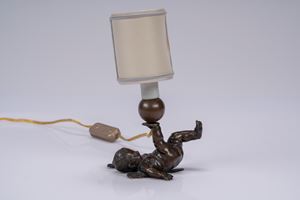 Puttino alato in bronzo montato a lampada