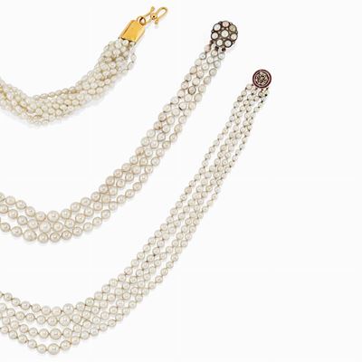 Tre collane in oro giallo 18K con perle coltivate, rubini e diamanti