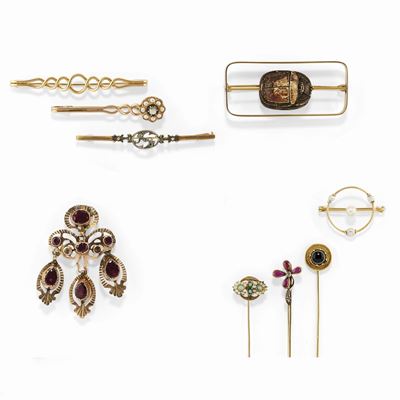 Set di nove spille in oro giallo 18K con pietre colorate, perle e diamante