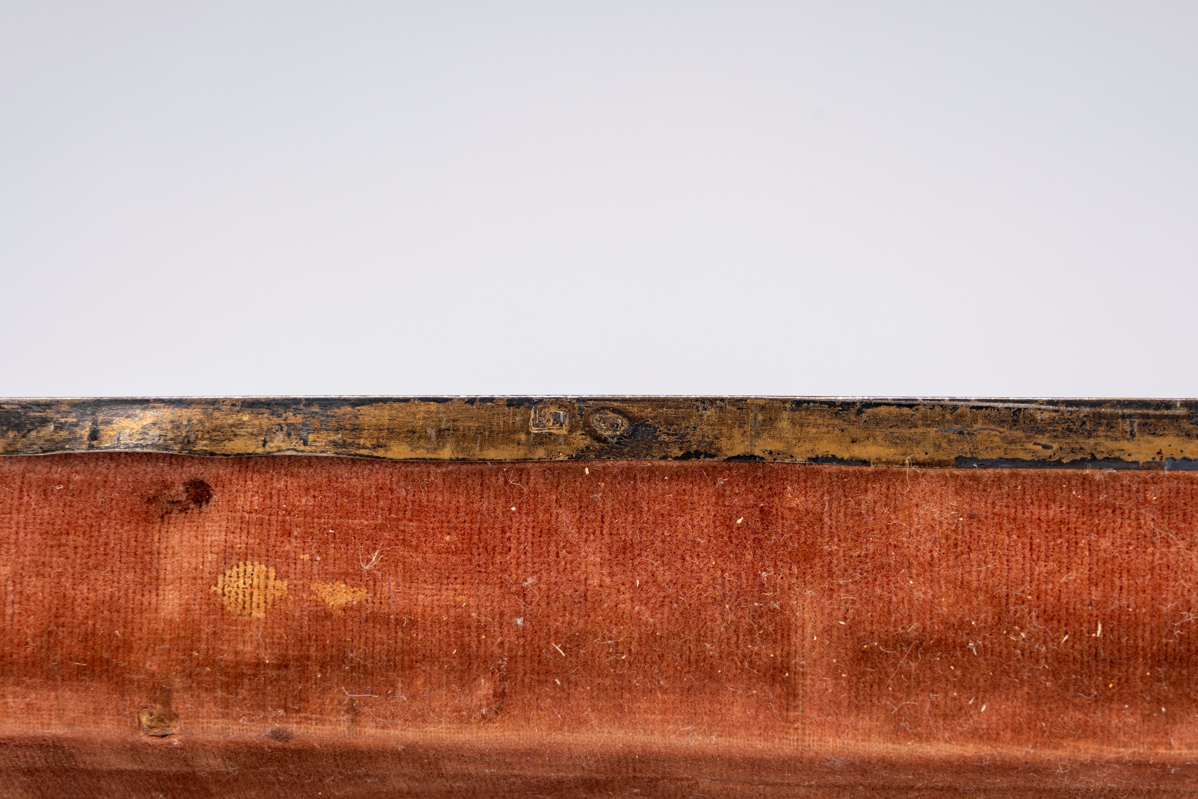 Icona raffigurante Cristo Pantocratore a tempera su tavola con riza in argento e smalti policromi...