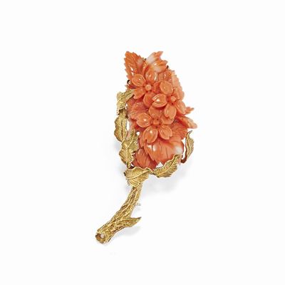 Spilla in oro giallo 18K con corallo inciso a foglie e fiori