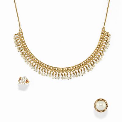 Tre gioielli con perle, in oro giallo 14K e 18K, composto da due anelli e una collana