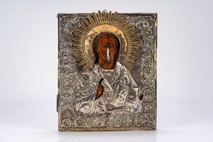 Icona su tavola raffigurante Cristo Pantocratore con riza in metallo argentato. Russia, XIX secolo