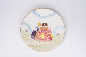 Grande piatto in ceramica policroma raffigurante due dame con falcone e levriero