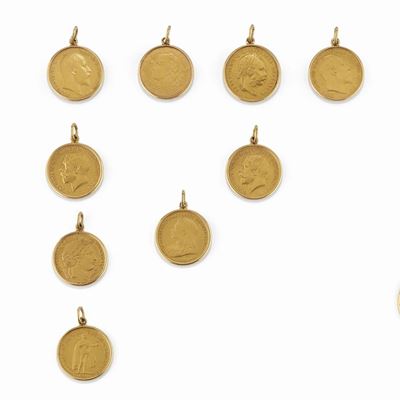 Pendants con monete in oro giallo 18K, set di nove pezzi