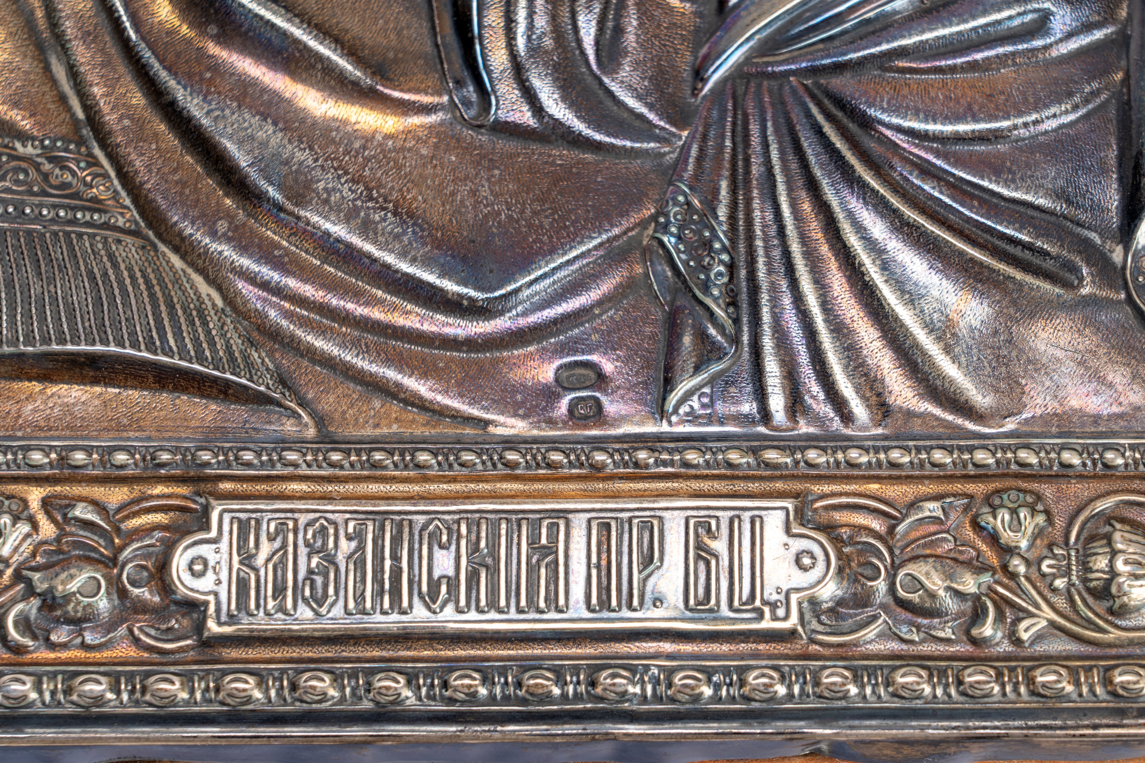 Icona su tavola con riza in argento raffigurante la Vergine di Kazan. Russia, 1908–1926