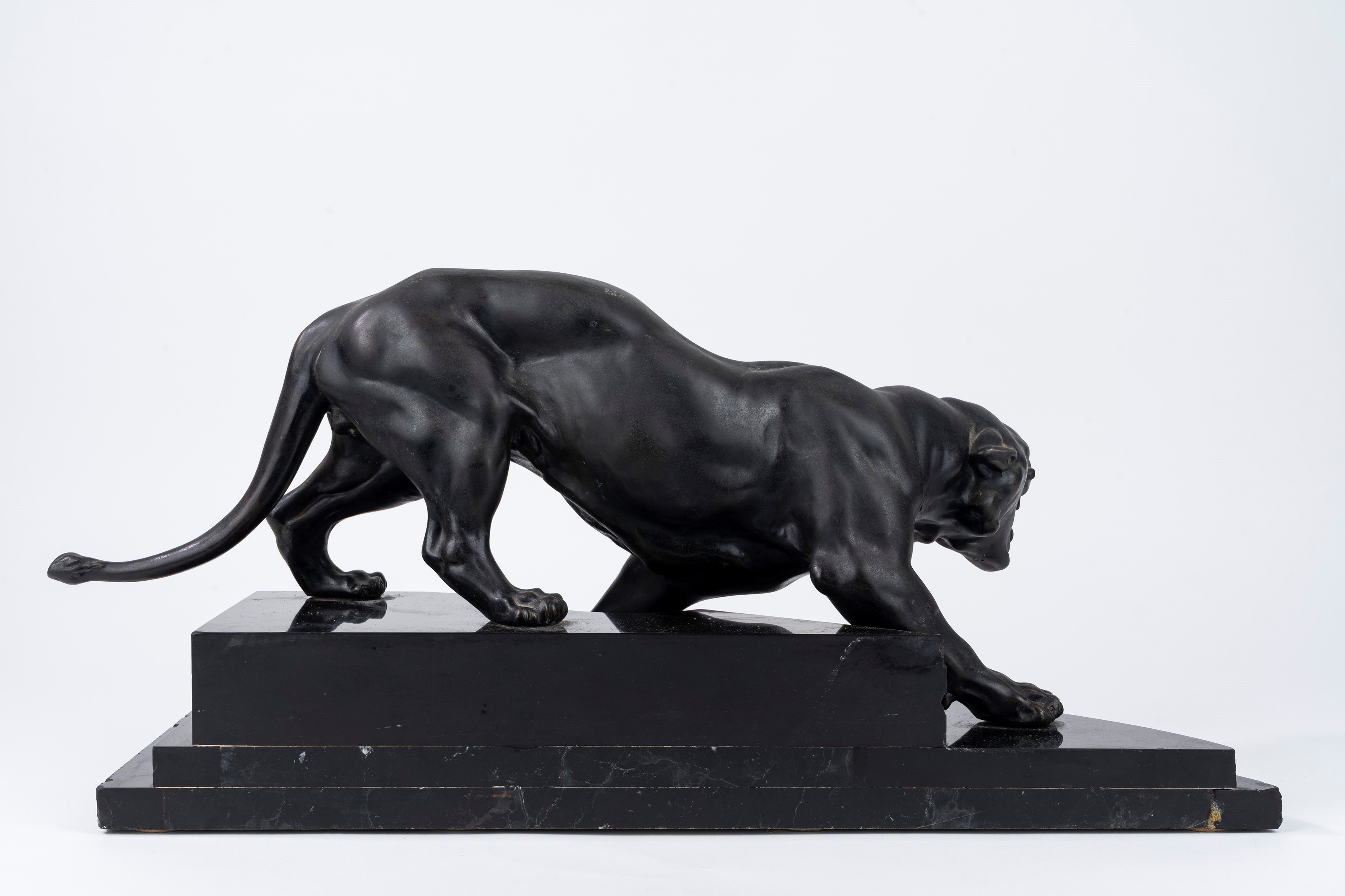 Grande scultura in bronzo su base in marmo nero, raffigurante pantera, anni '20-'30 del '900