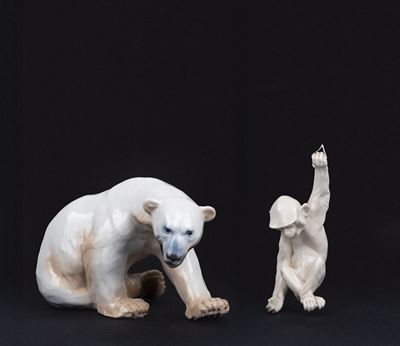 Lotto Composto da Due Sculture in Porcellana Raffiguranti Orso Polare e Scimmia