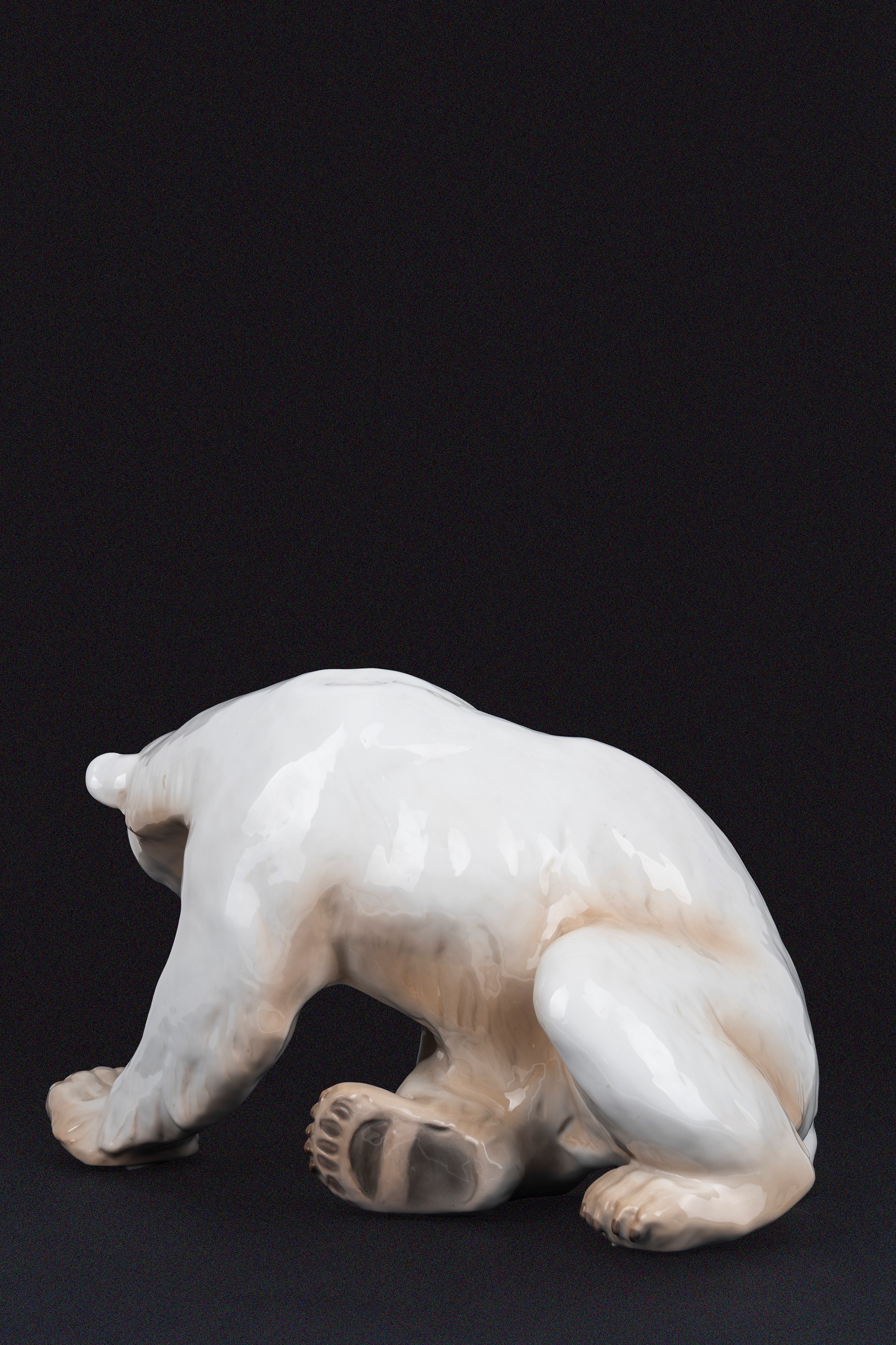 Lotto Composto da Due Sculture in Porcellana Raffiguranti Orso Polare e Scimmia