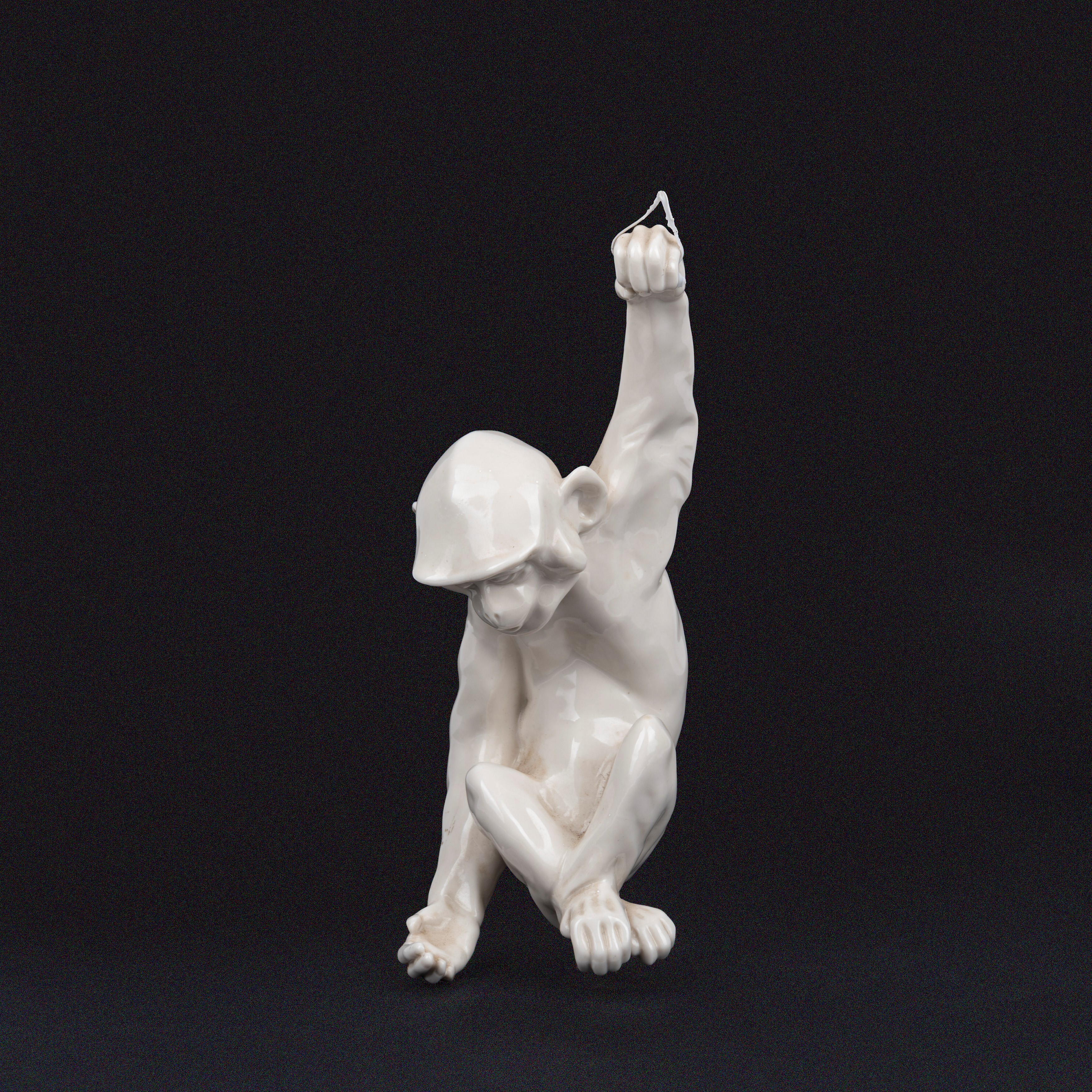 Lotto Composto da Due Sculture in Porcellana Raffiguranti Orso Polare e Scimmia